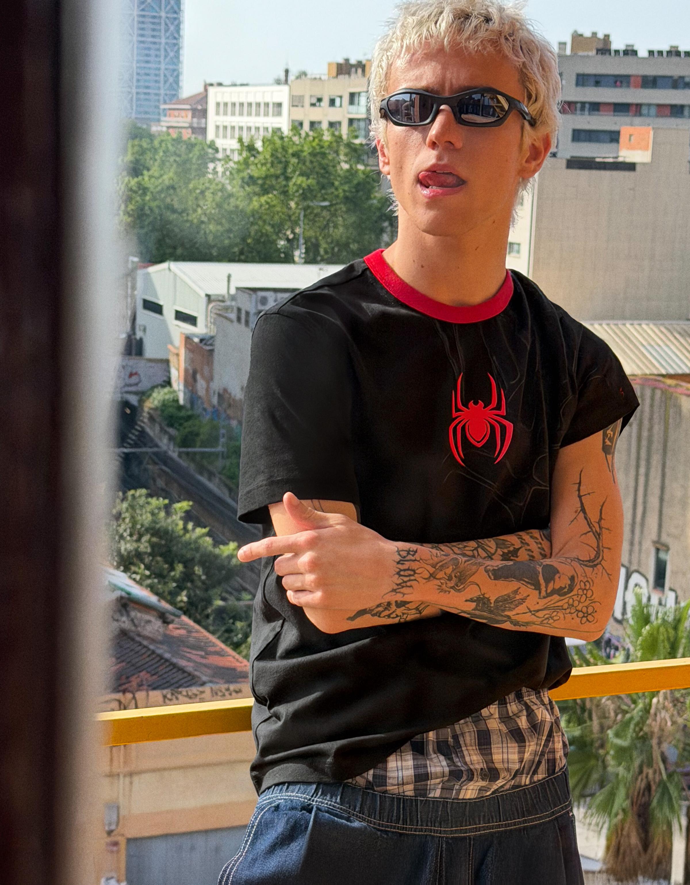 Bershka Camiseta Contraste Print Spiderman Hombre Negro