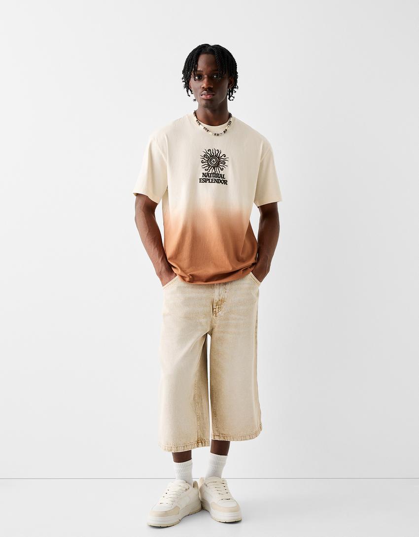 Избеляла квадратна фланелка с къс ръкав и щампа-Мръснобяло-3