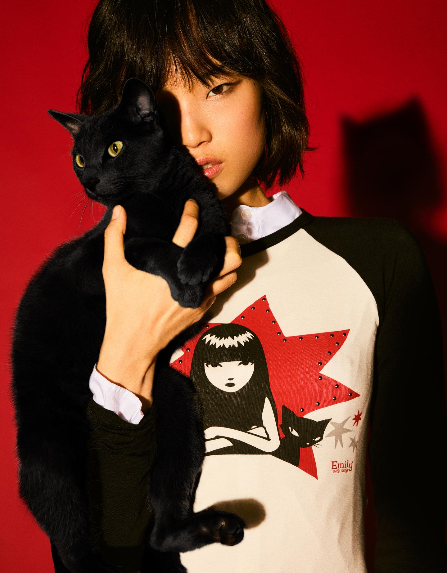 Bershka koszulka emily the strange z długim rękawem i nadrukiem biały złamany