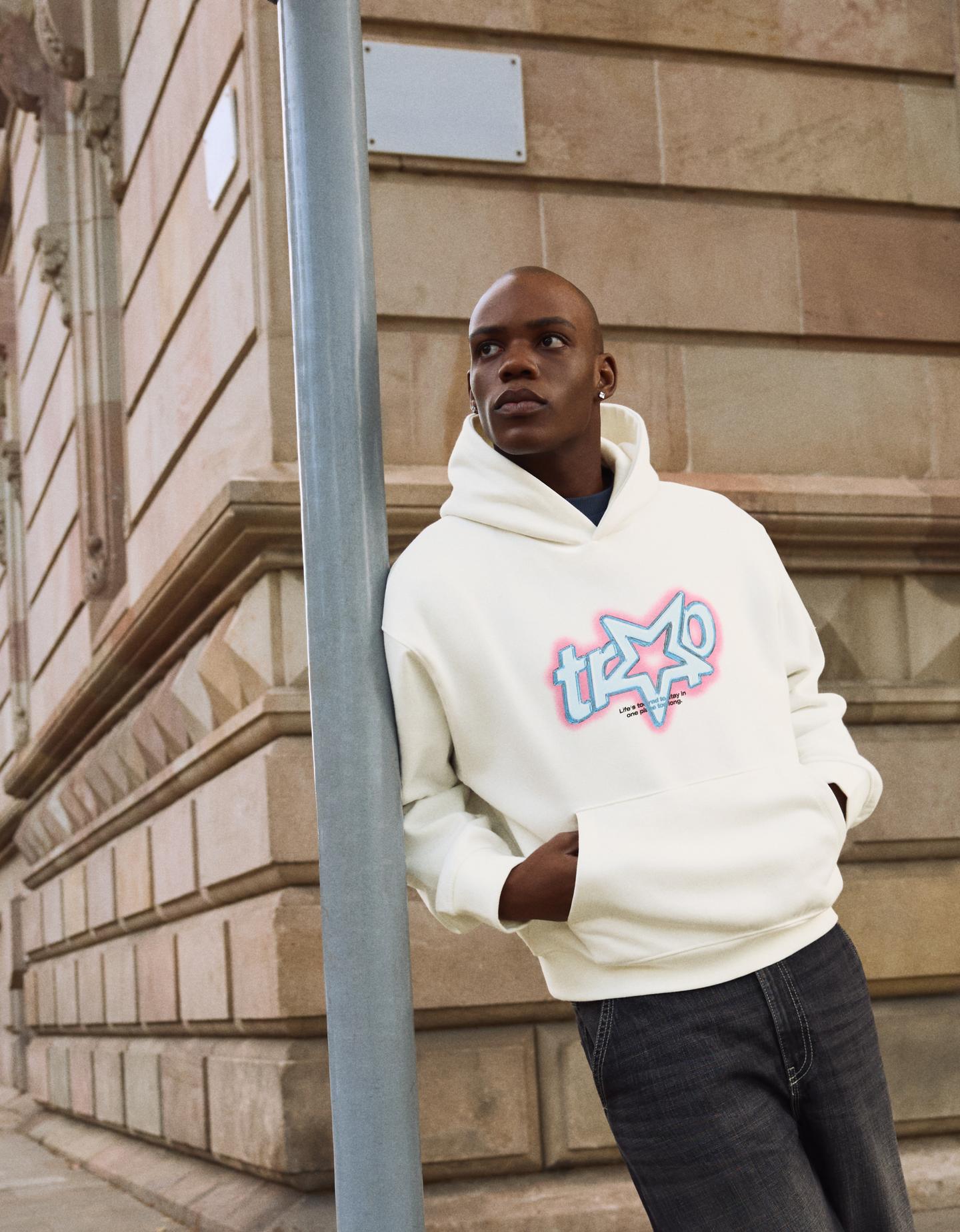 Bershka bluza z kapturem i nadrukiem biały złamany