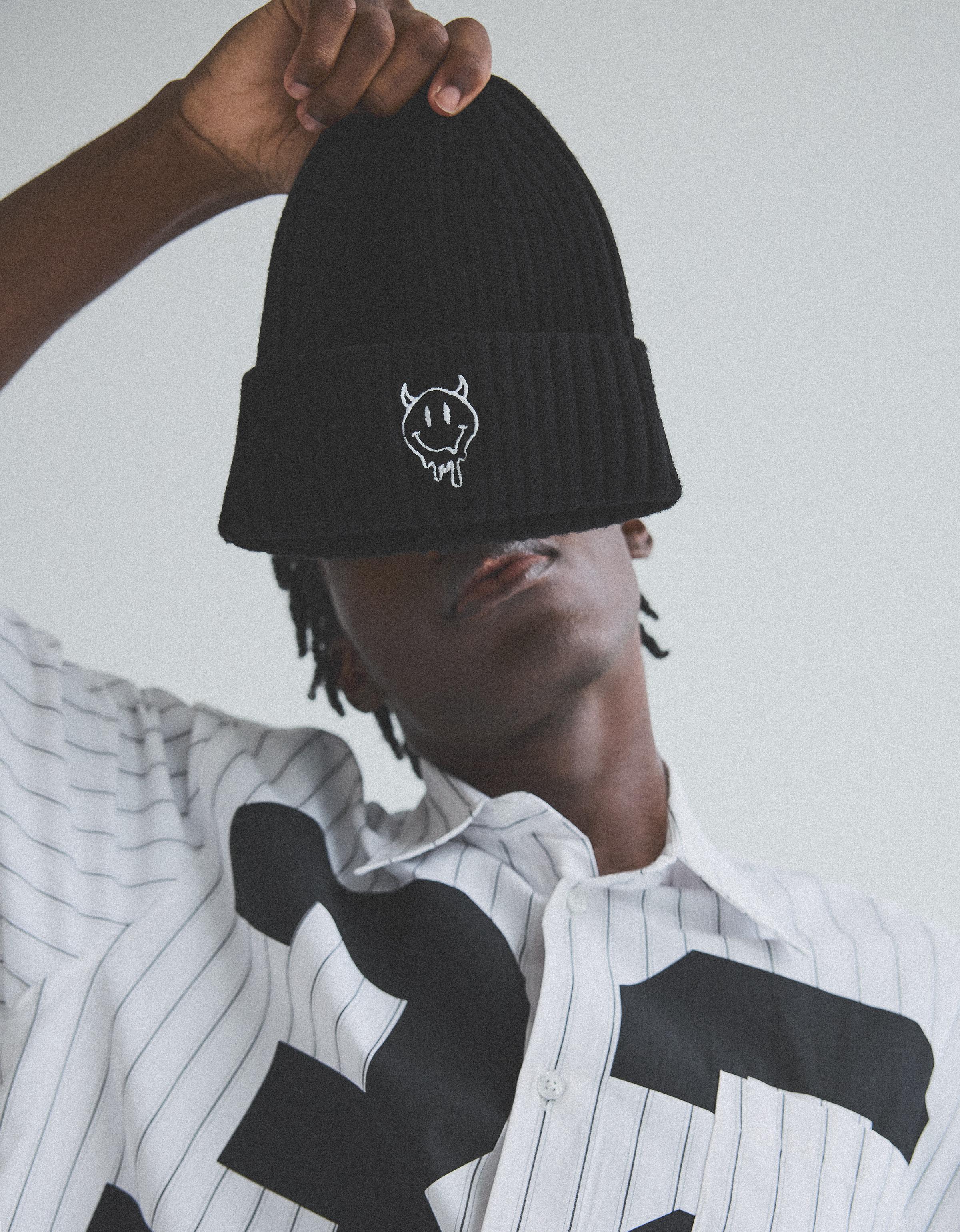Bershka Czapka Beanie Z Haftem Demon Melt Mężczyzna Czarny