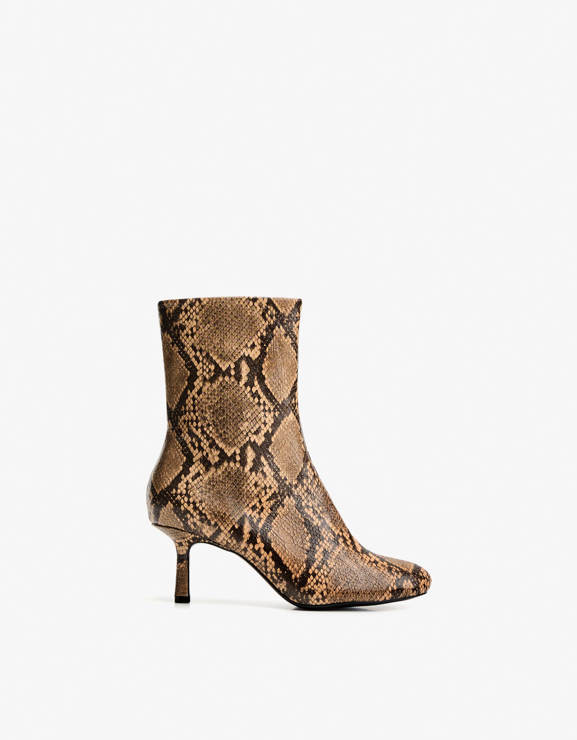 Bershka Absatzstiefelette Mit Animalprint Damen 40 Schlangenmuster