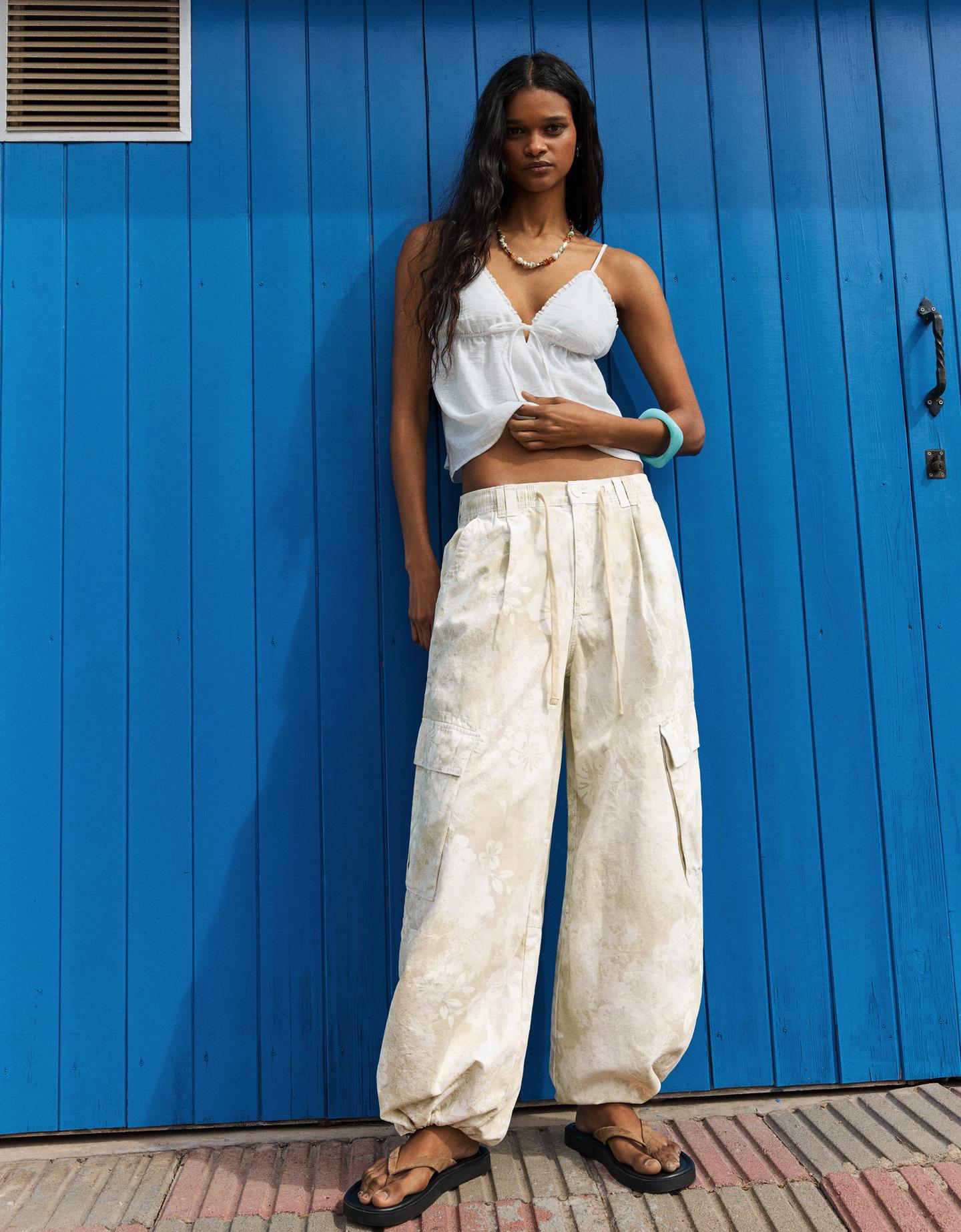 Bershka spodnie cargo we wzory piaskowy