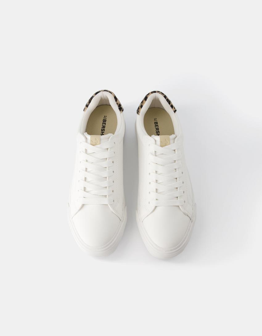 حذاء رياضي بطبعة حيوانية وتفصيل شريط-أبيض