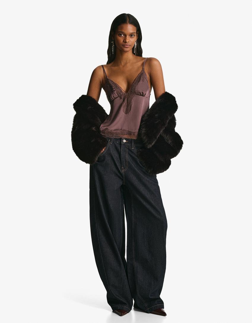 Satynowy top na ramiączkach, asymetryczny, z koronką-Brązowy