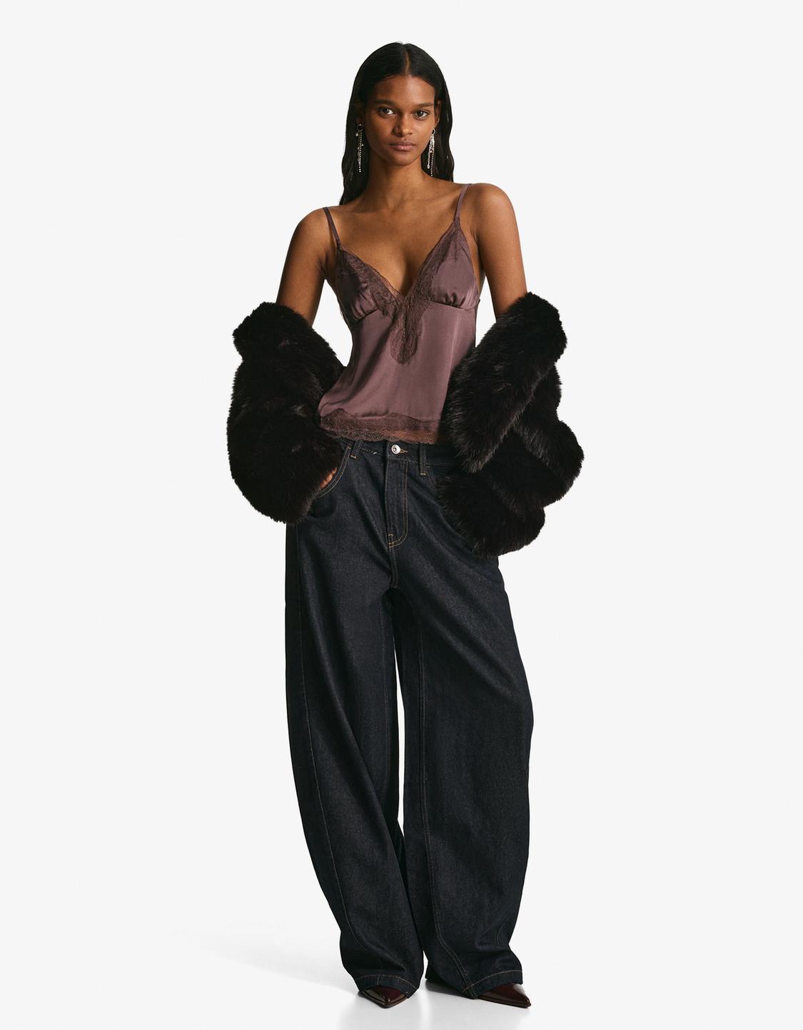 Top à bretelles asymétrique en satin et dentelle