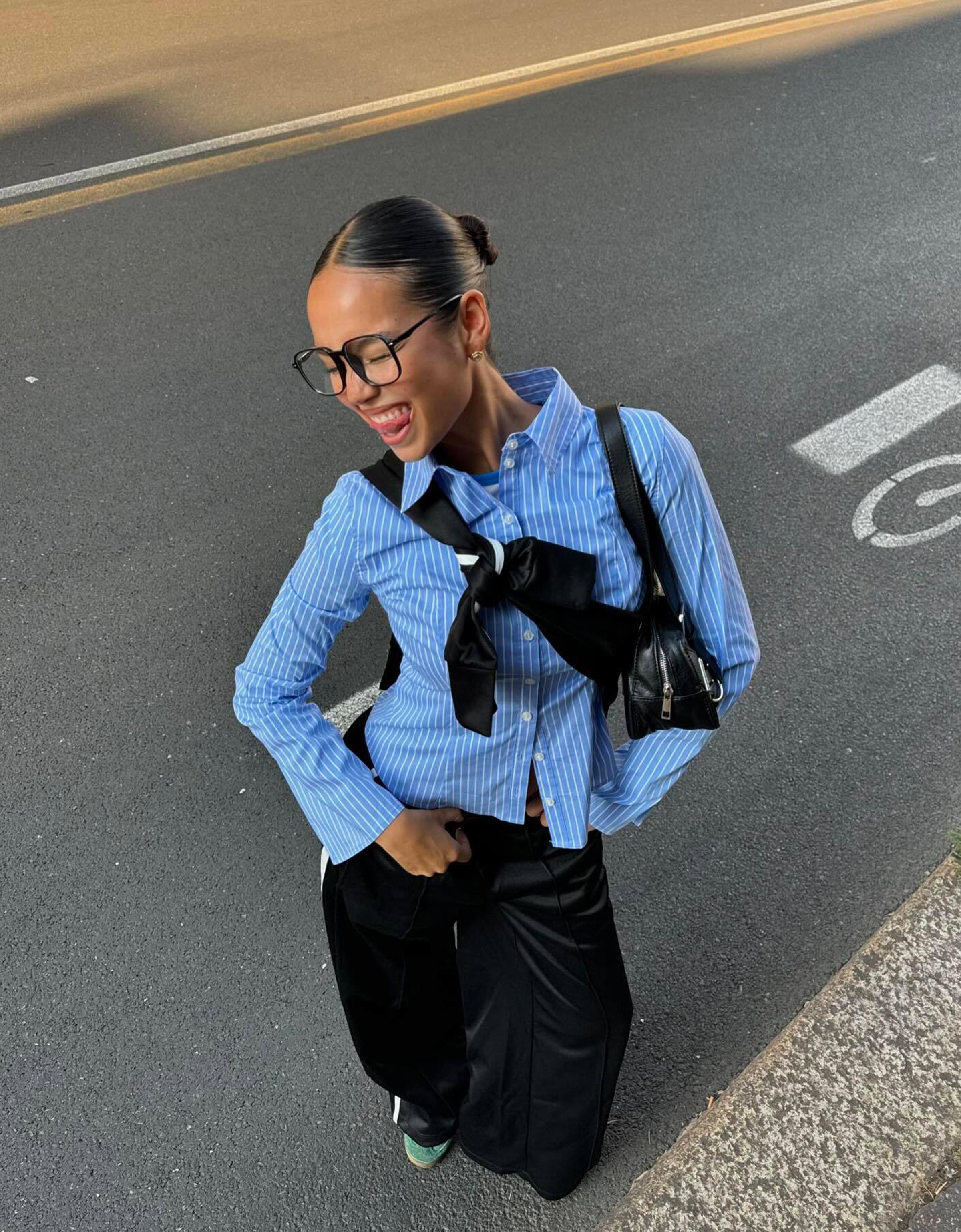 Çan kollu vücuda oturan gömlek - Görsel 77