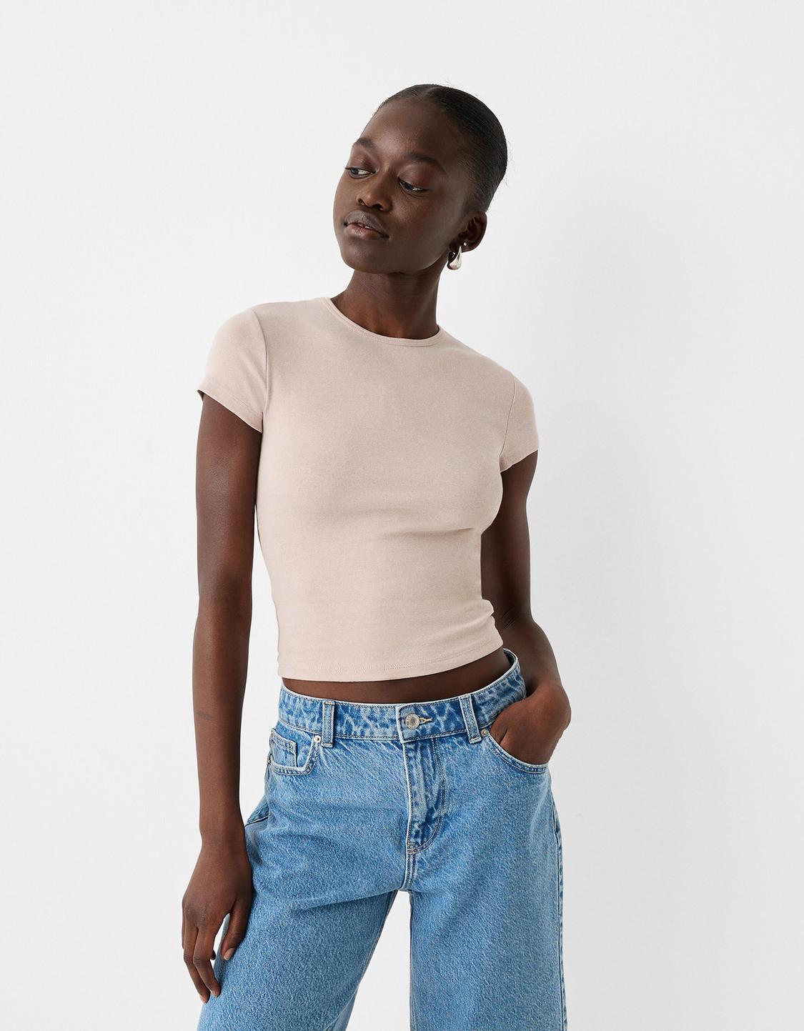 Short sleeve T-shirt with a round neck