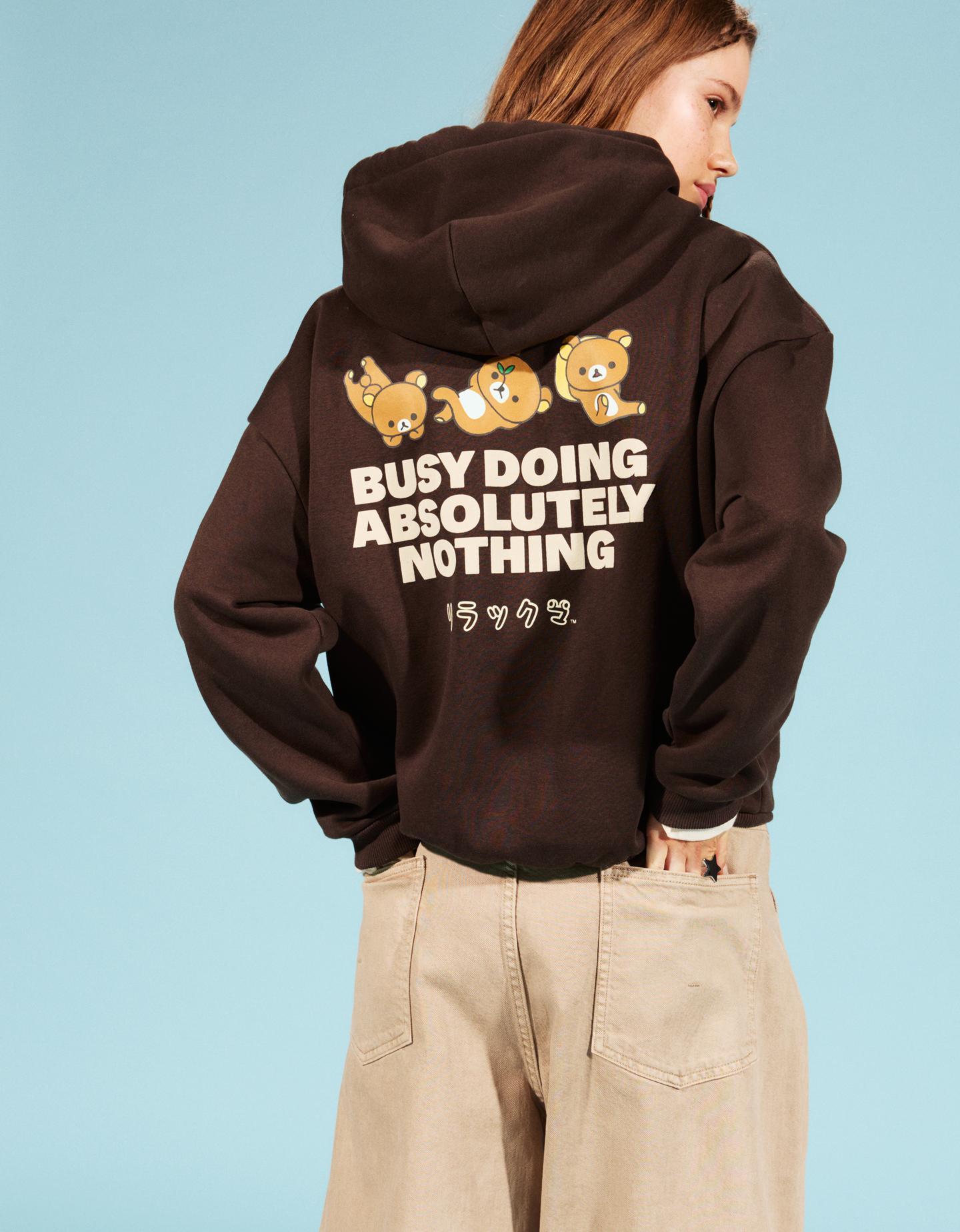 Bershka bluza z kapturem rilakkuma z nadrukiem brązowy