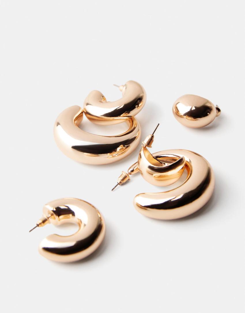 Trepakning med kraftige øreringer-Gull