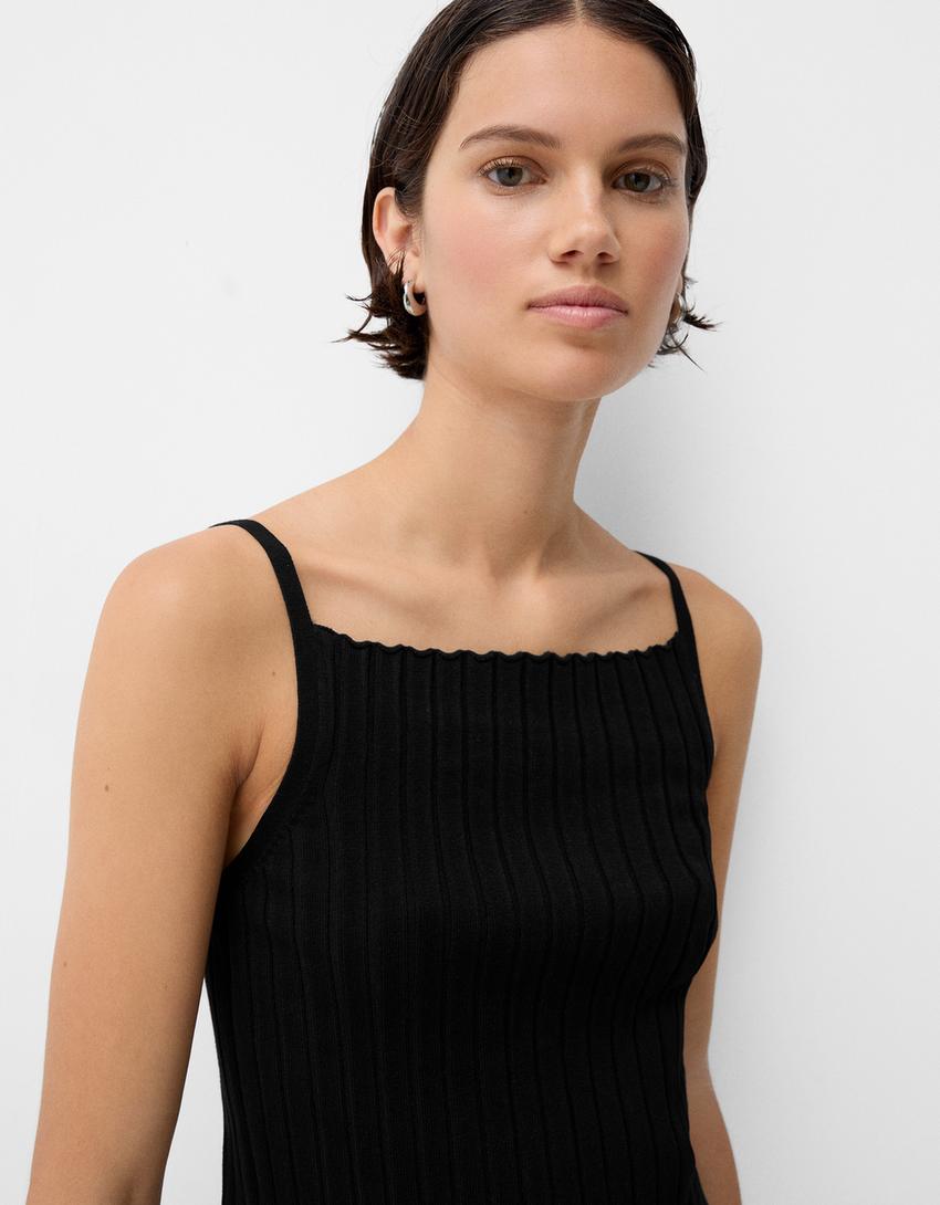 טופ עם כתפיות ואבזם בגב-שחור-2