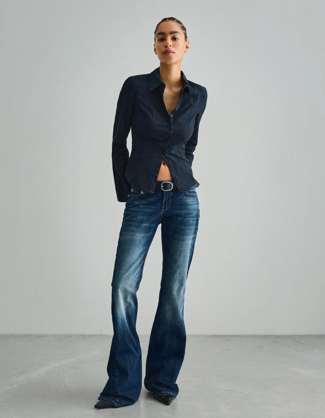 Fitted shirt with flared sleeves