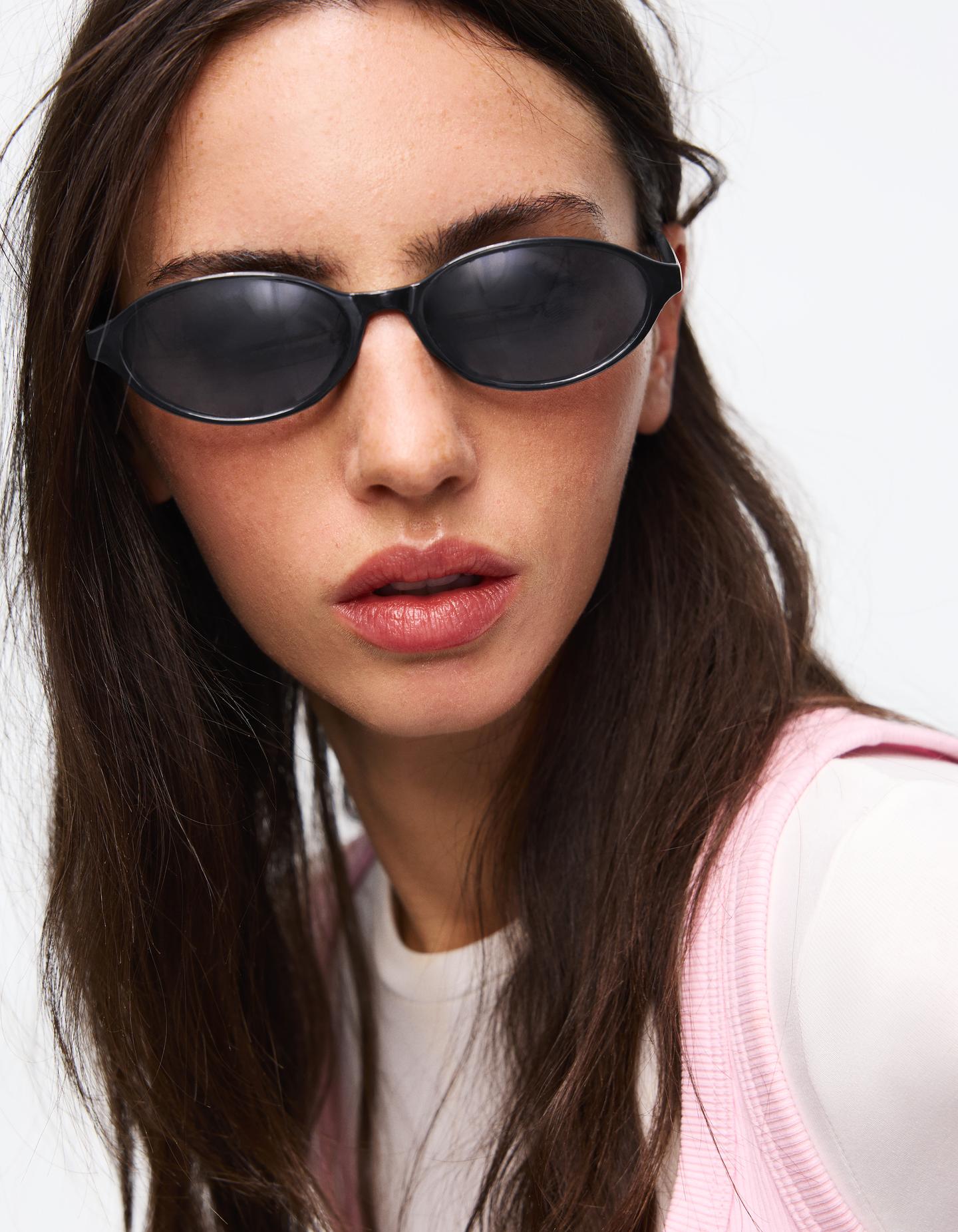 Bershka owalne okulary przeciwsłoneczne czarny