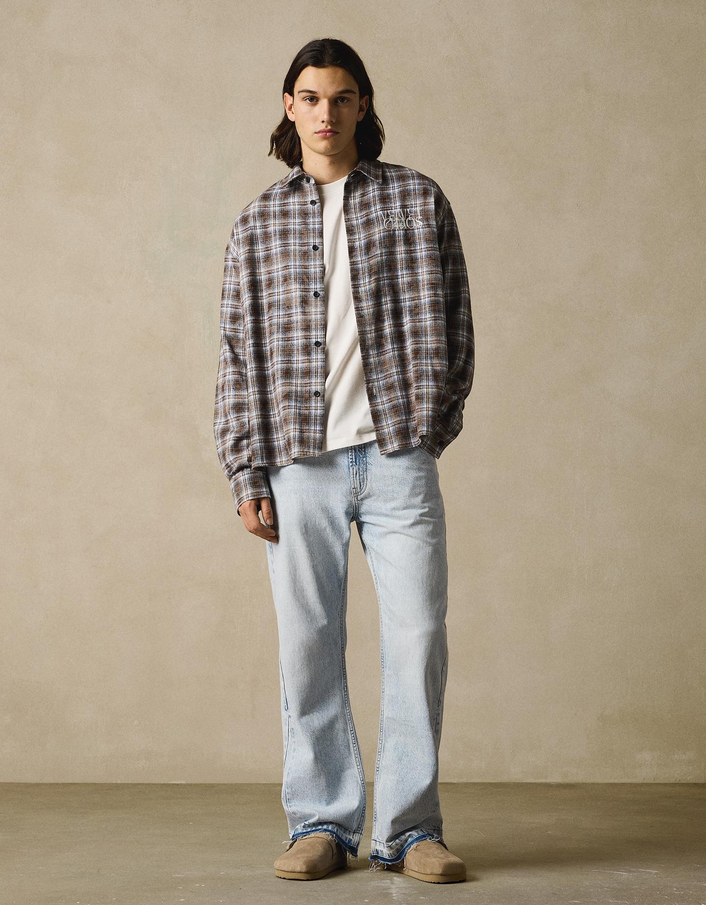 Bershka jeansy o kroju flare straight jasnoniebieski