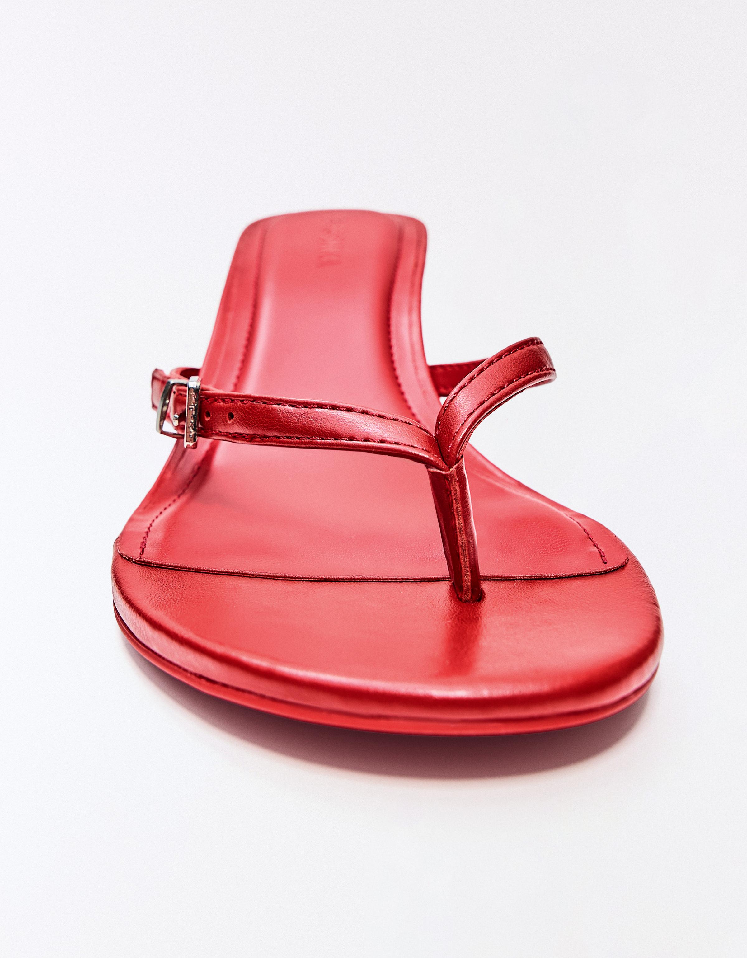 Buckle thong heeled sandals — RED