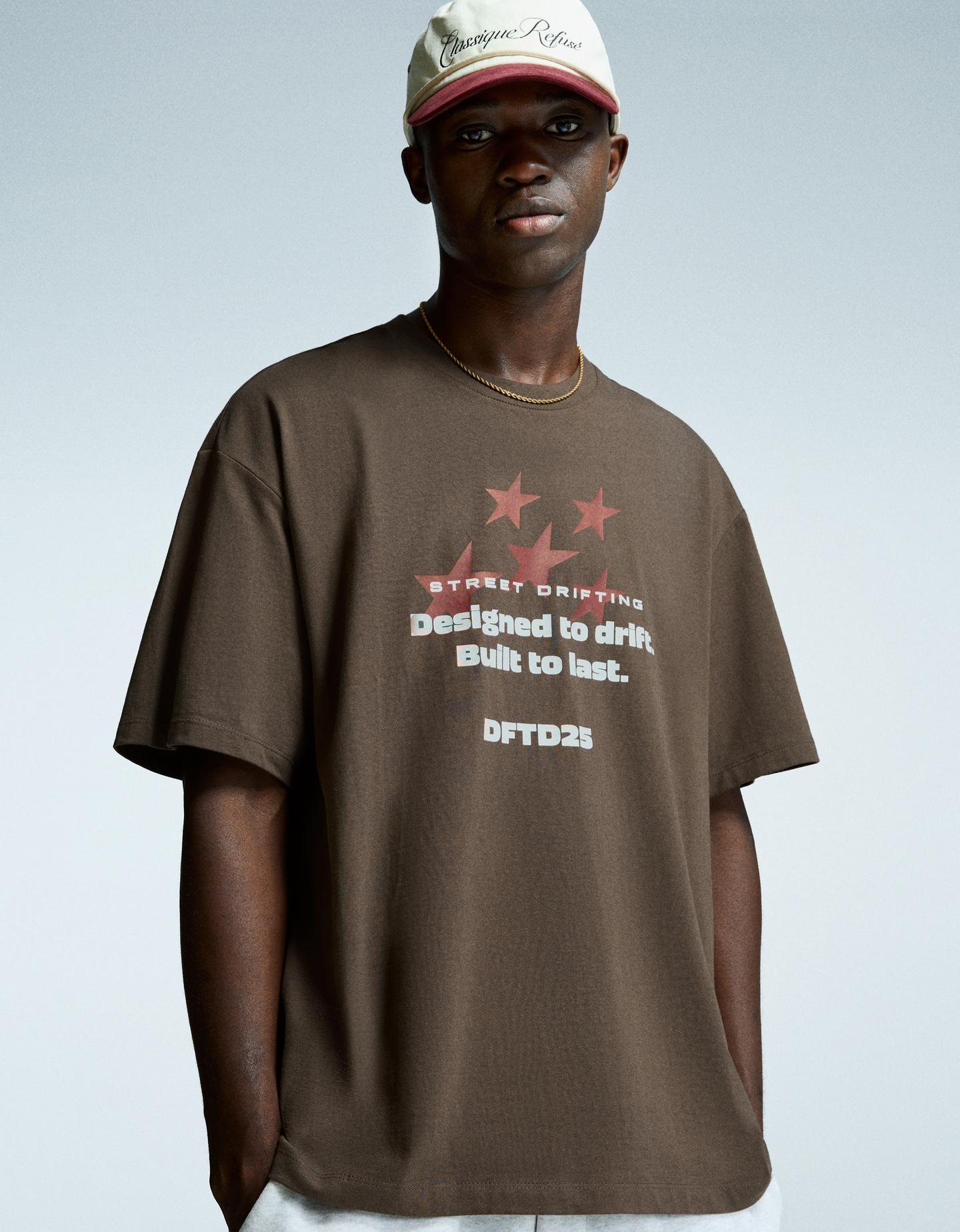 Bershka koszulka z krótkim rękawem i nadrukiem brązowy