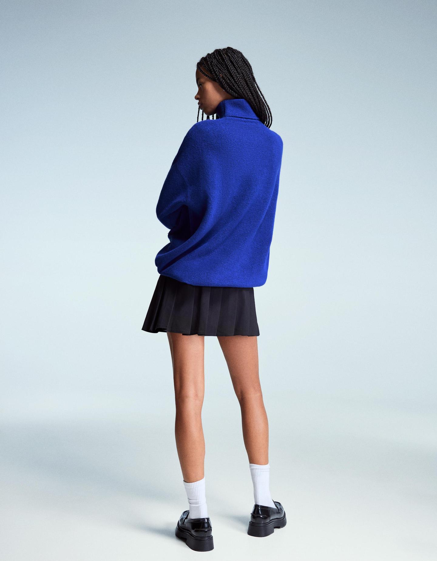 Bershka sweter oversize z golfem niebieski