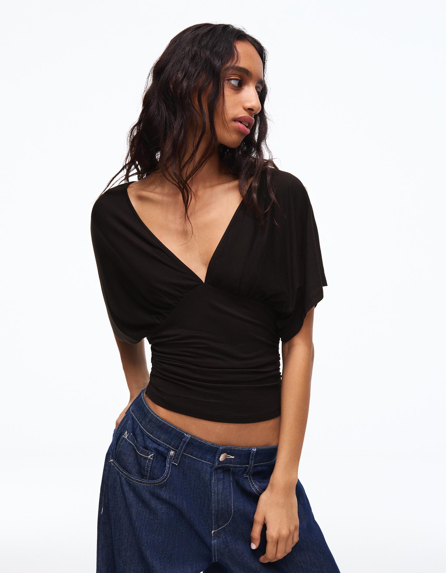 Bershka t-shirt z dekoltem w serek i marszczeniami czarny