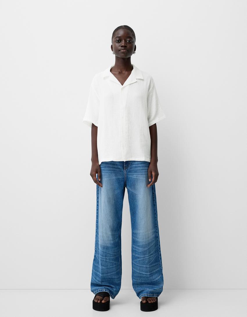 قميص بارز الملمس بأكمام قصيرة وقصة مربعة-أبيض مطفي-3