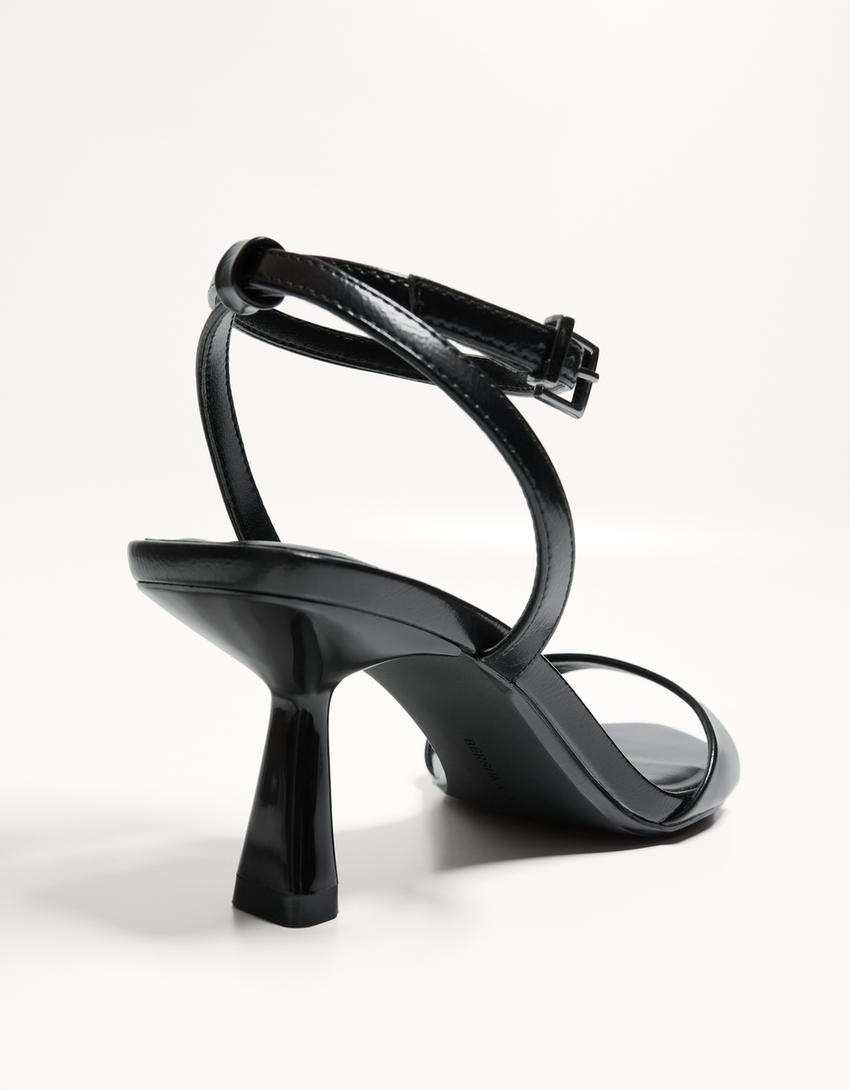 Sandali con tacco e cinturino-Nero