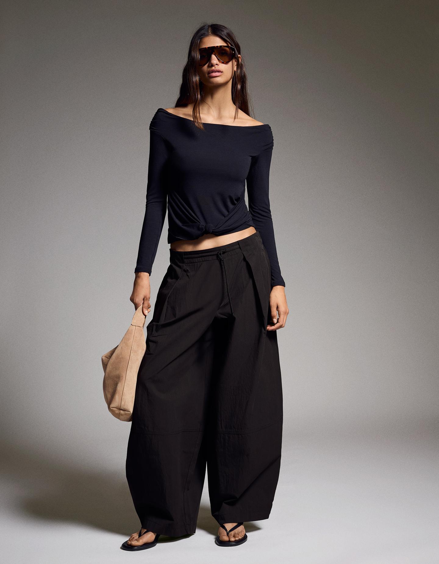 Bershka Pantalón Técnico Pliegues Mujer Negro