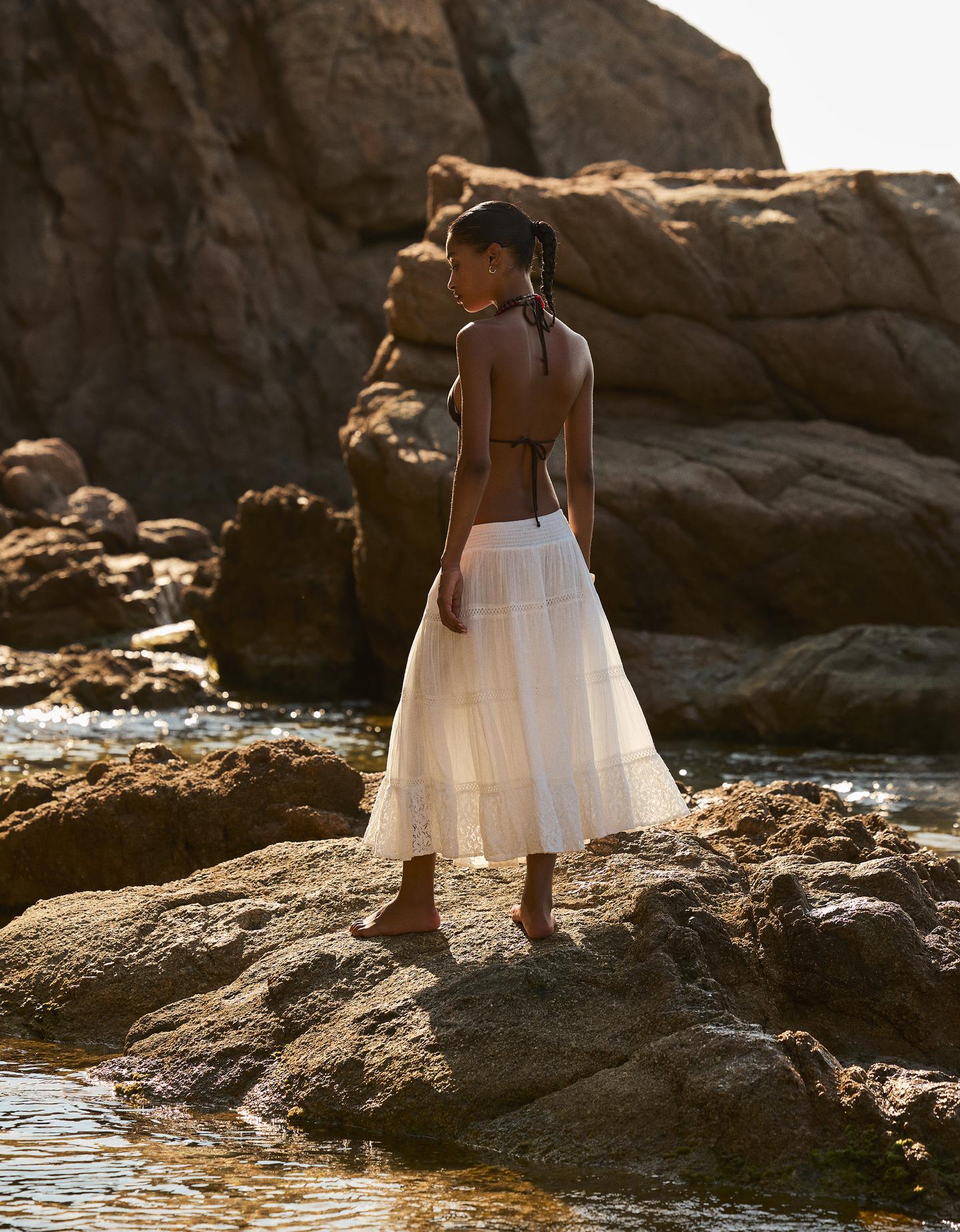 Bershka spódnica midi z koronki o szerokim kroju kremowy