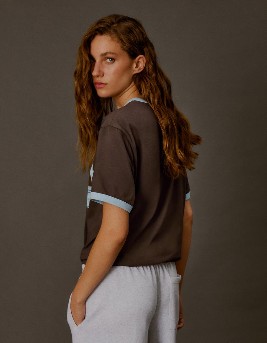T-shirt met print en korte mouw-Bruin