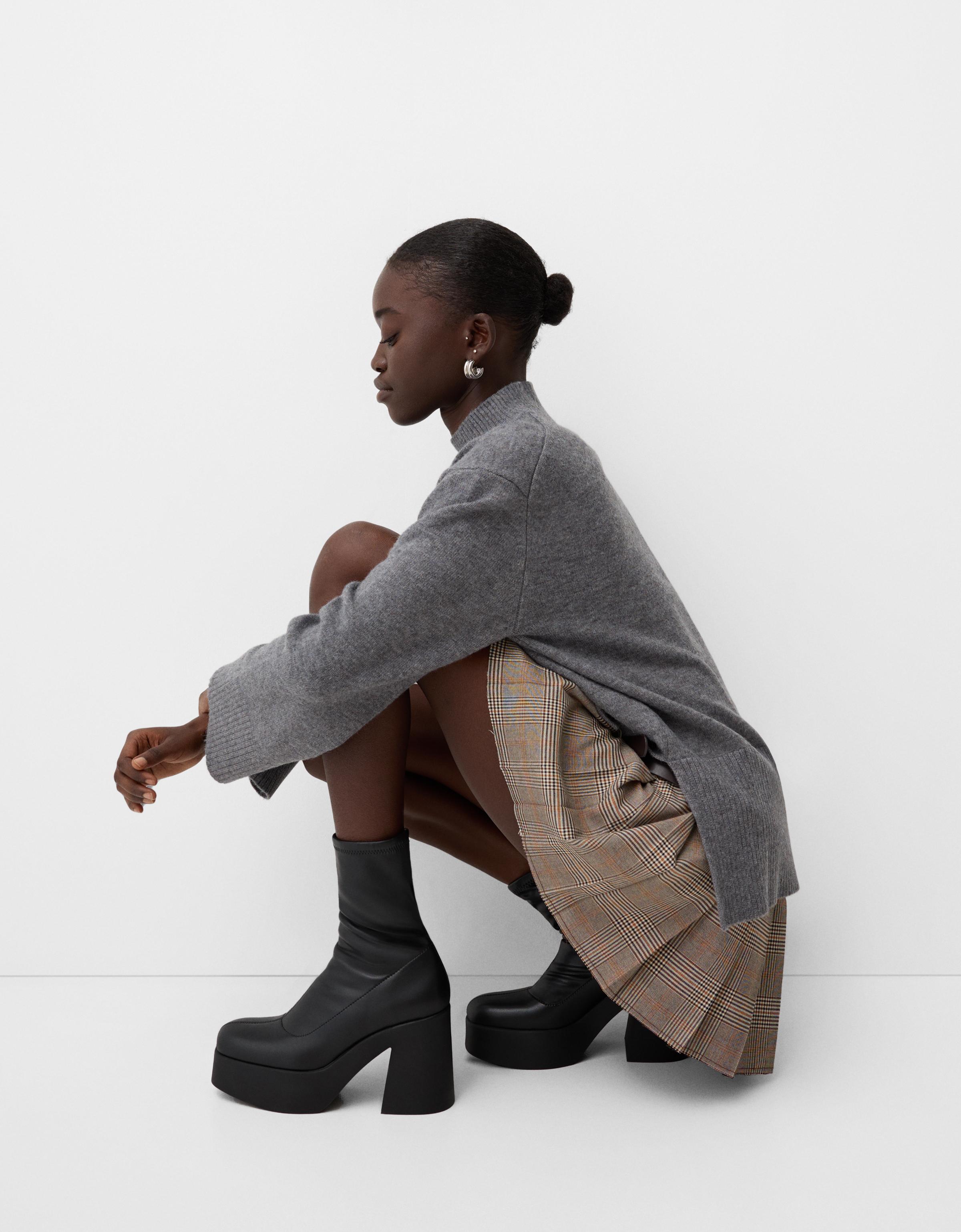 【BERSHKA】フィッテッドプラットフォームアンクルブーツ Fitted high-heel platform ankle boots - Women | Bershka