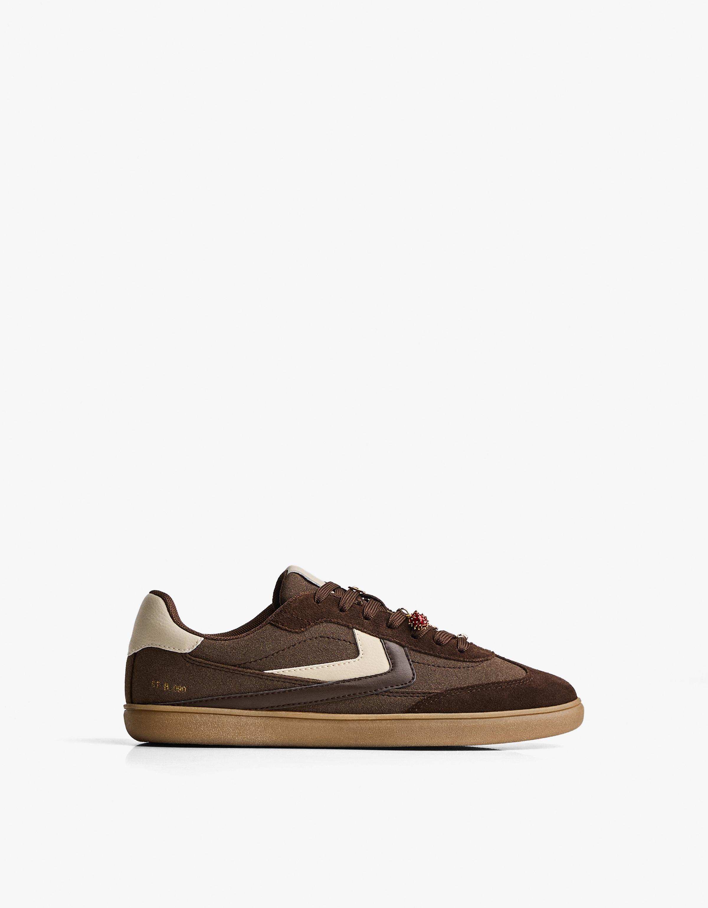Bershka Retro-Sneaker Mit Charms Damen 40 Kombiniert