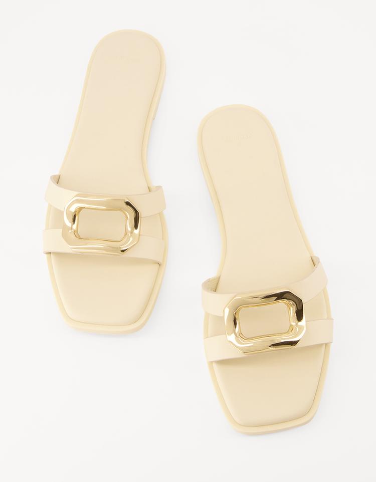 Flache Sandalen mit Metallringen
