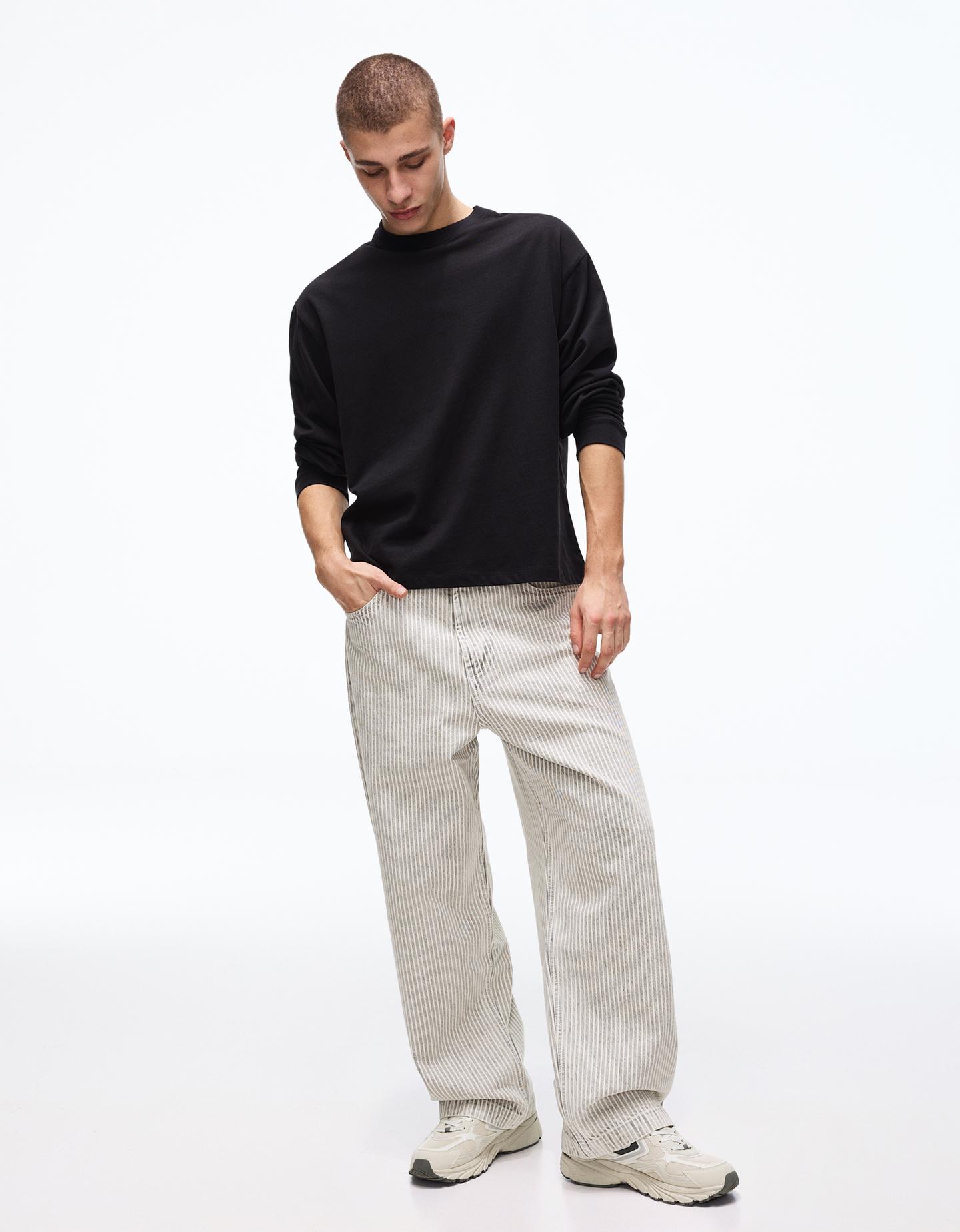 Bershka jeansy o kroju barrel szary
