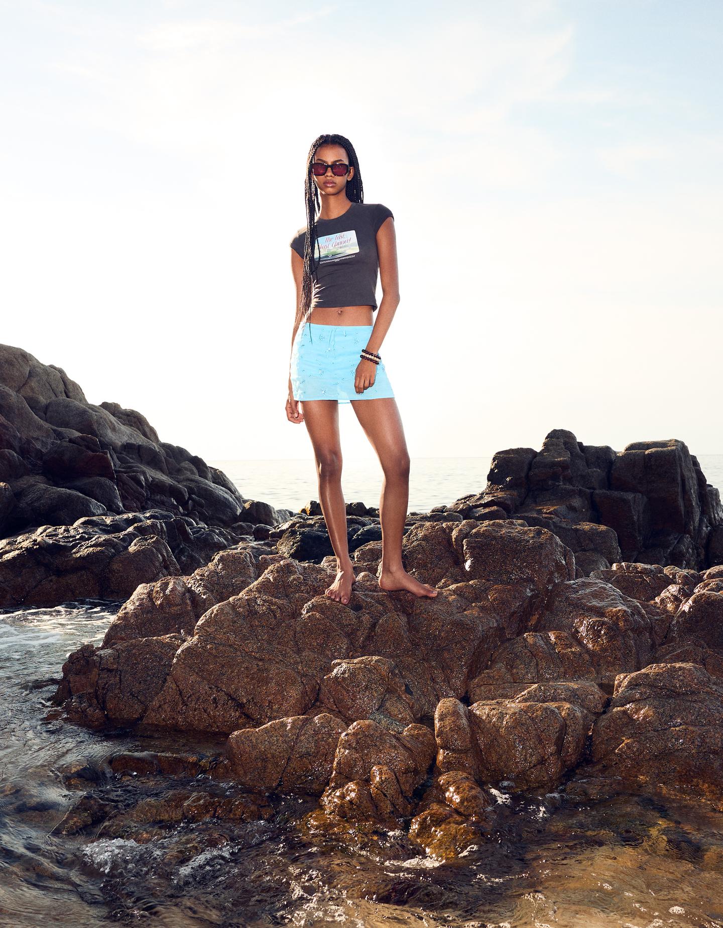 Bershka spódnica mini z haftem jasnoniebieski