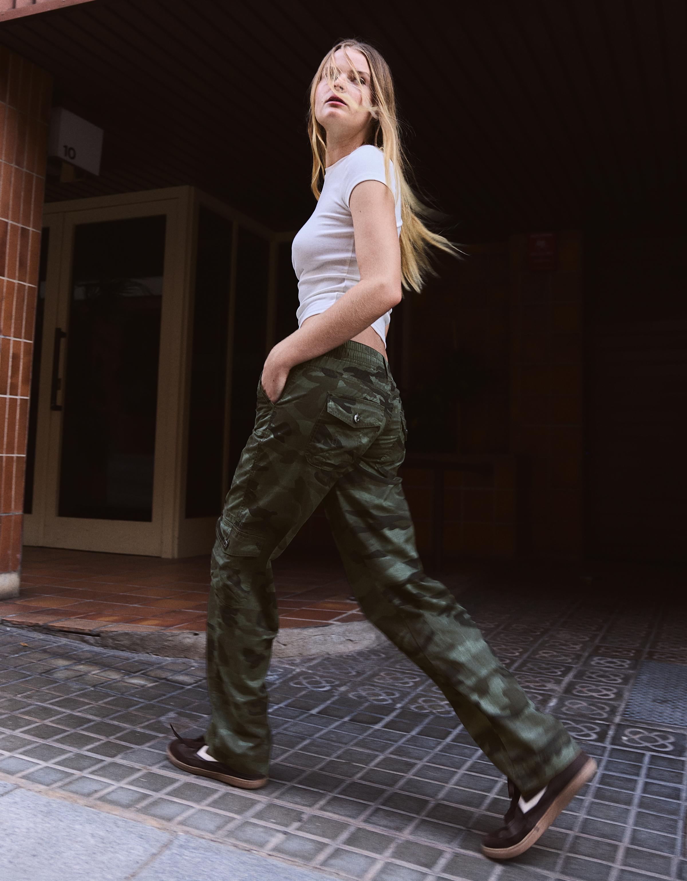 Bershka Baskılı straight kargo pantolon
