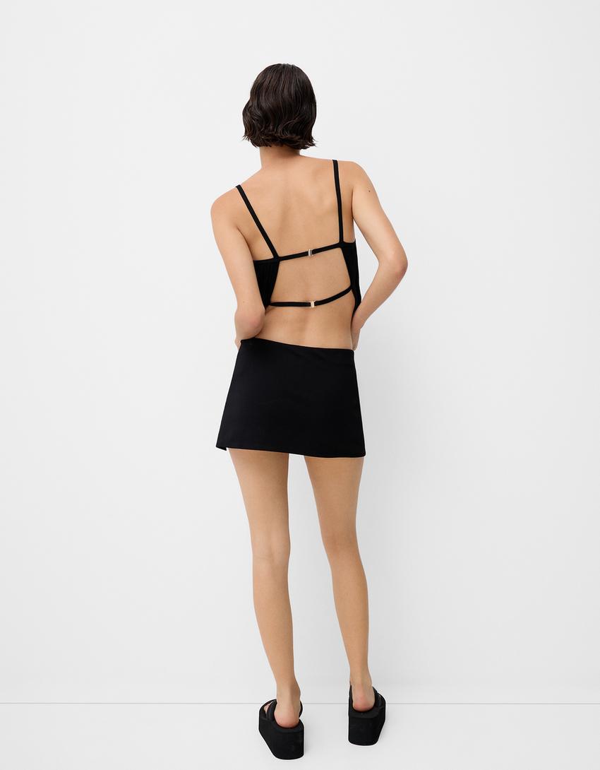 טופ עם כתפיות ואבזם בגב-שחור-1