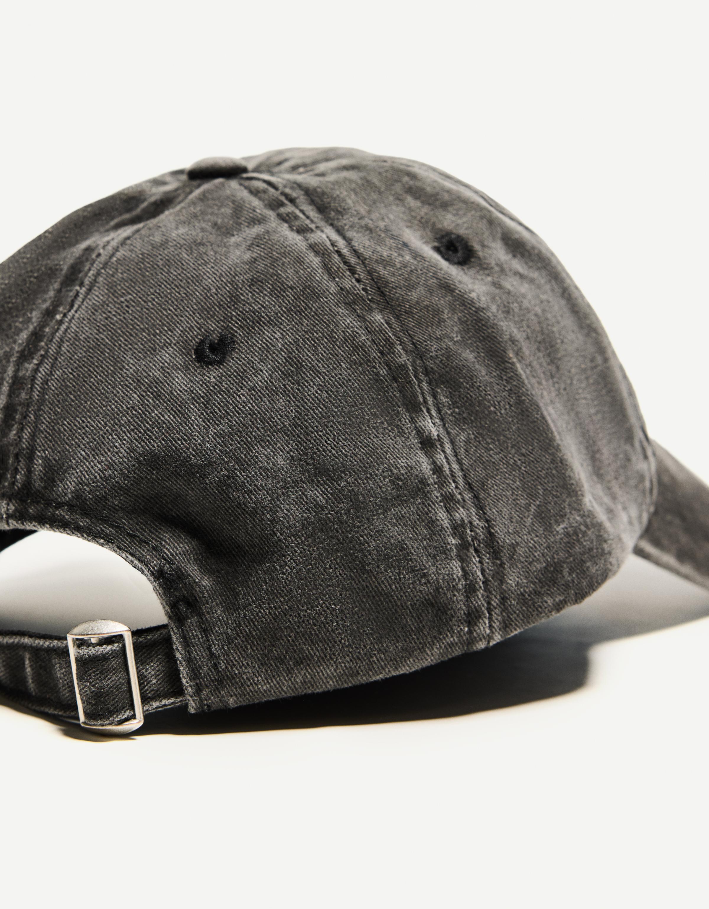 Embroidered cap — Black