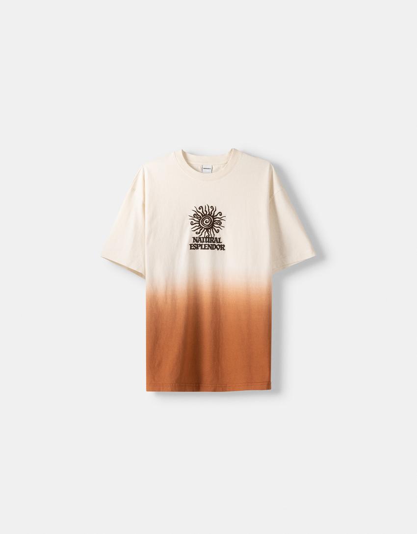 Избеляла квадратна фланелка с къс ръкав и щампа-Мръснобяло-4