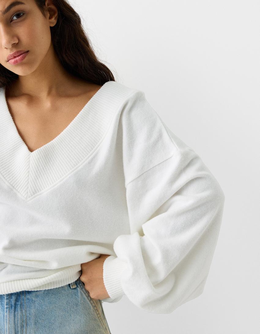 Sweater com decote em bico-Cru-2