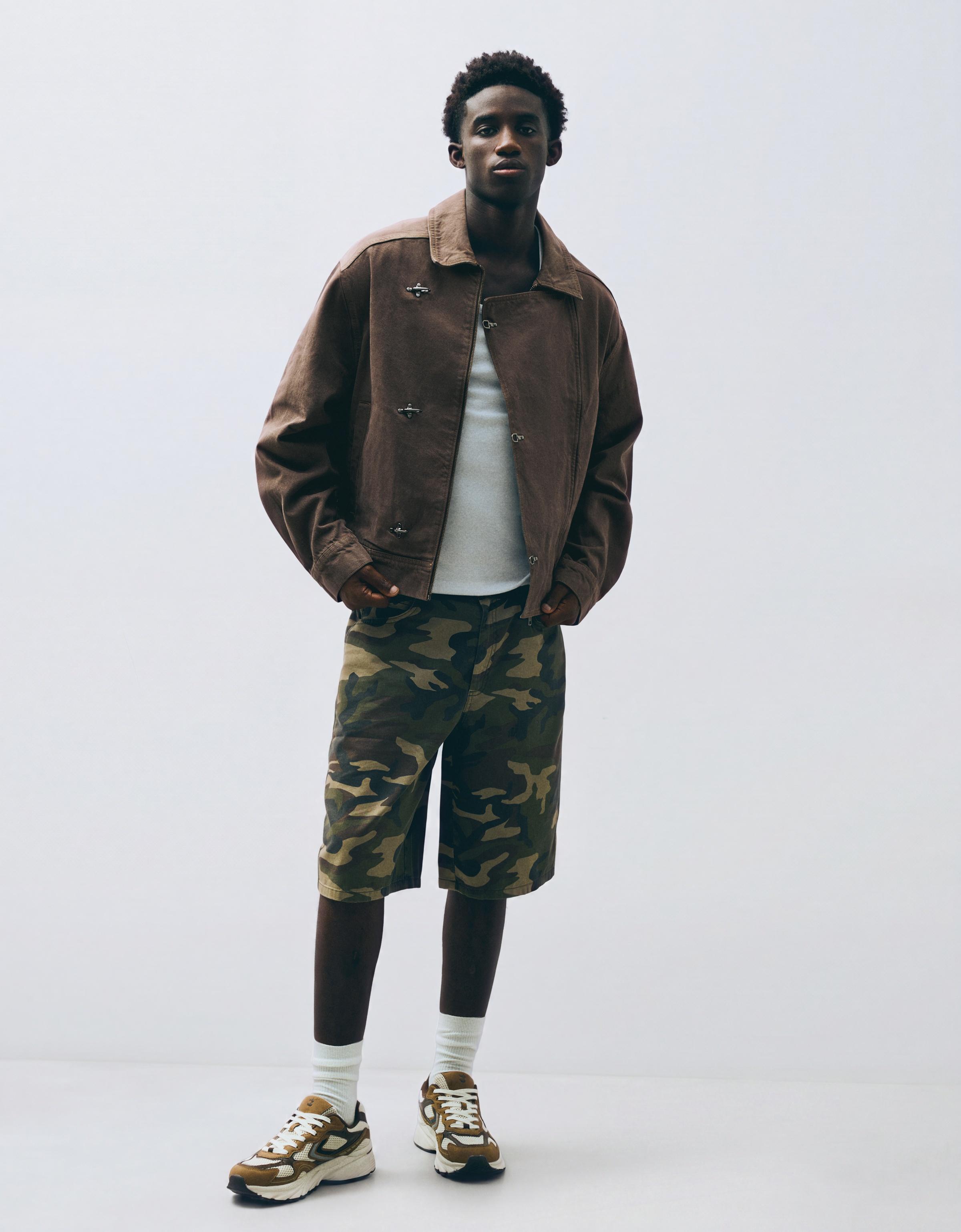 Denim jacket with clasp — Brown