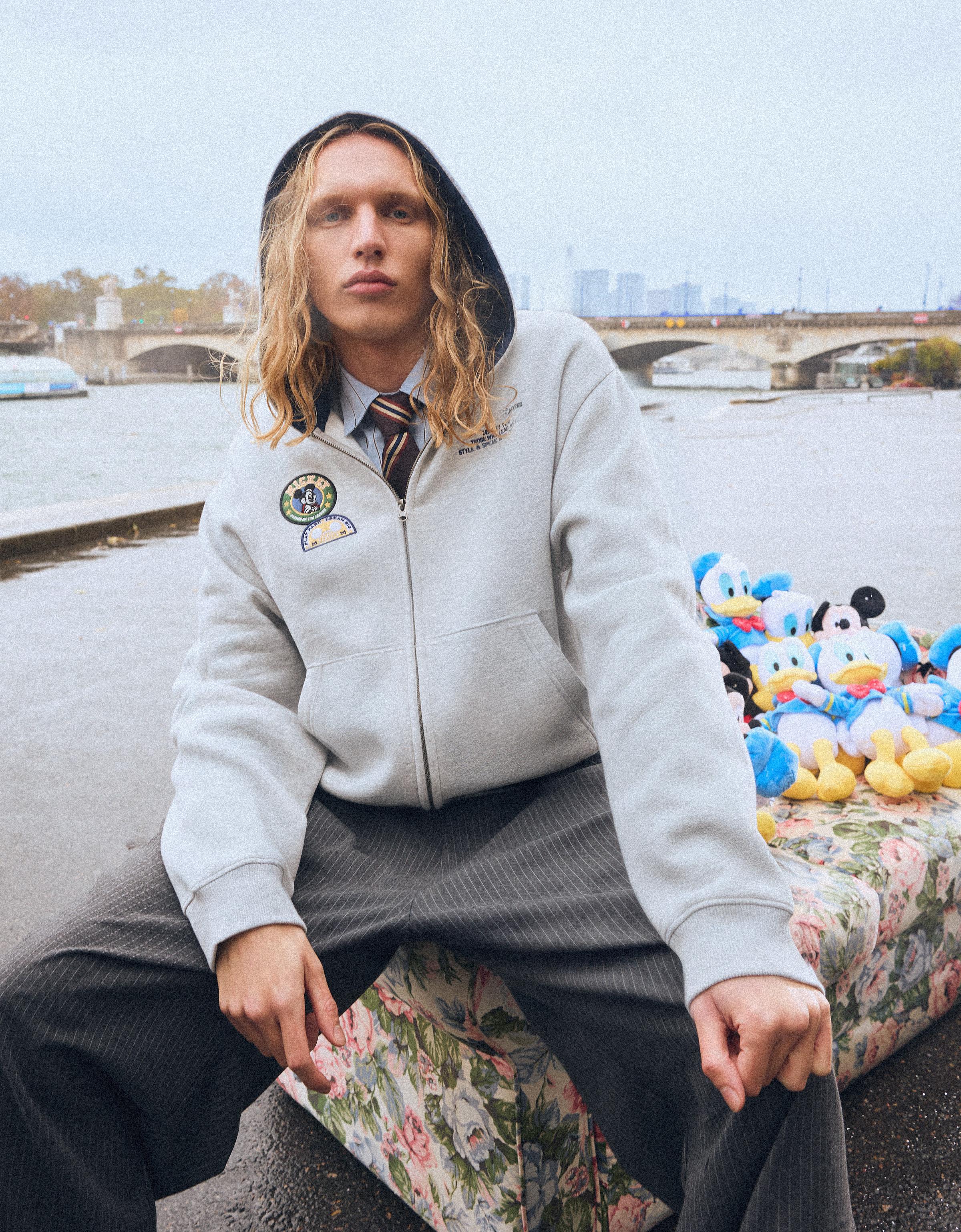 Bershka Cropped-Sweatshirt Mit Reißverschluss Und Disney-Print Herren Xs Grau