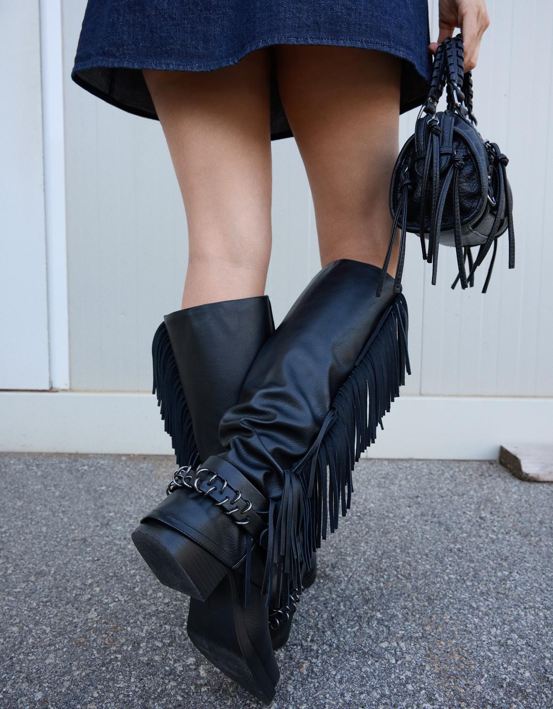 Flat gaiter boots with fringing