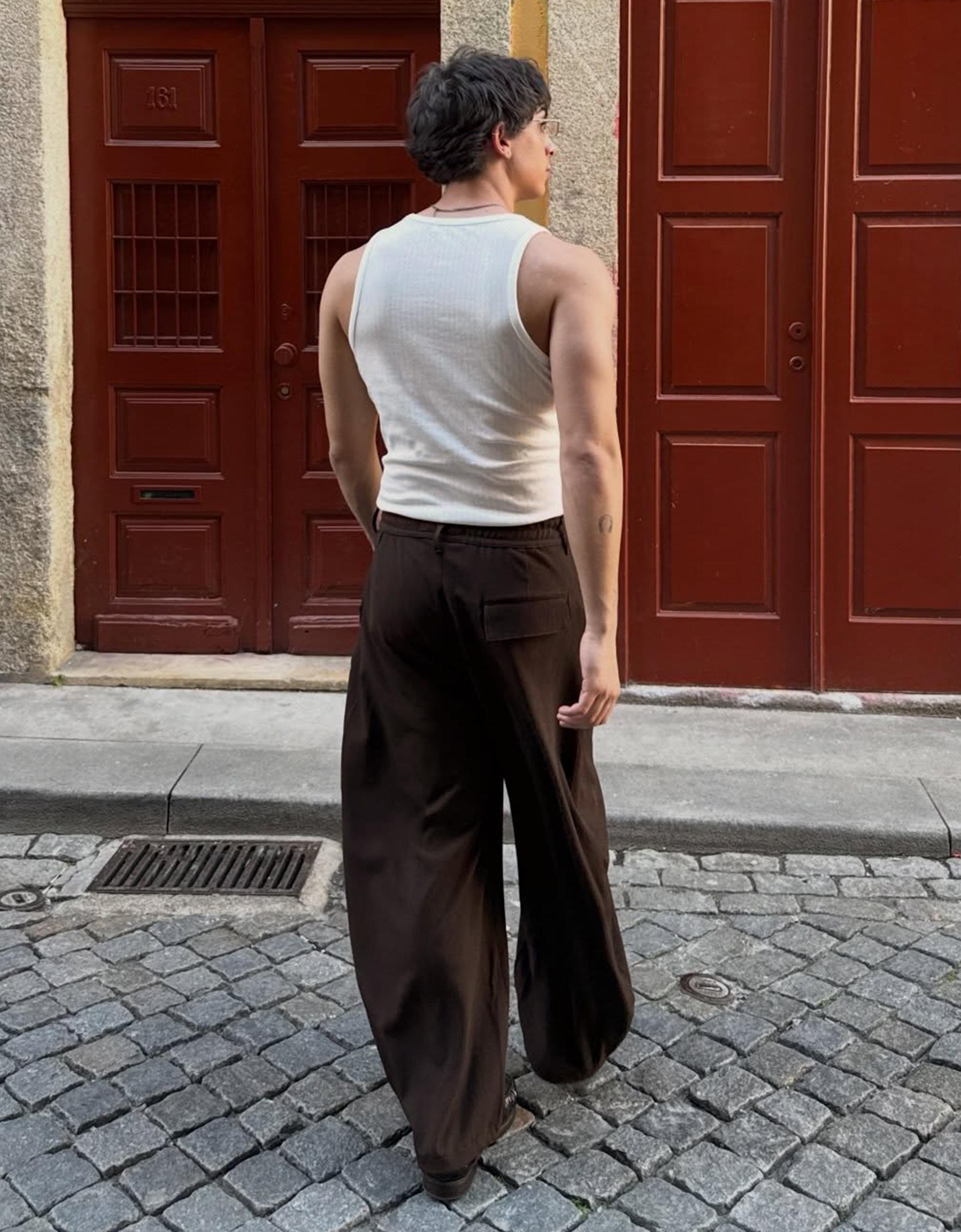 Pleated semi-jogger super baggy trousers — Brown