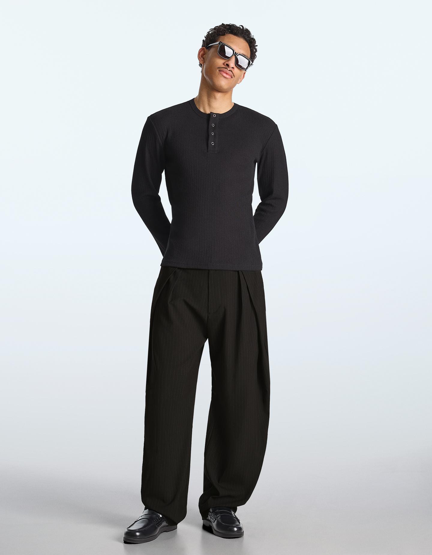 Bershka spodnie o kroju super baggy z zakładkami tailoring czarny