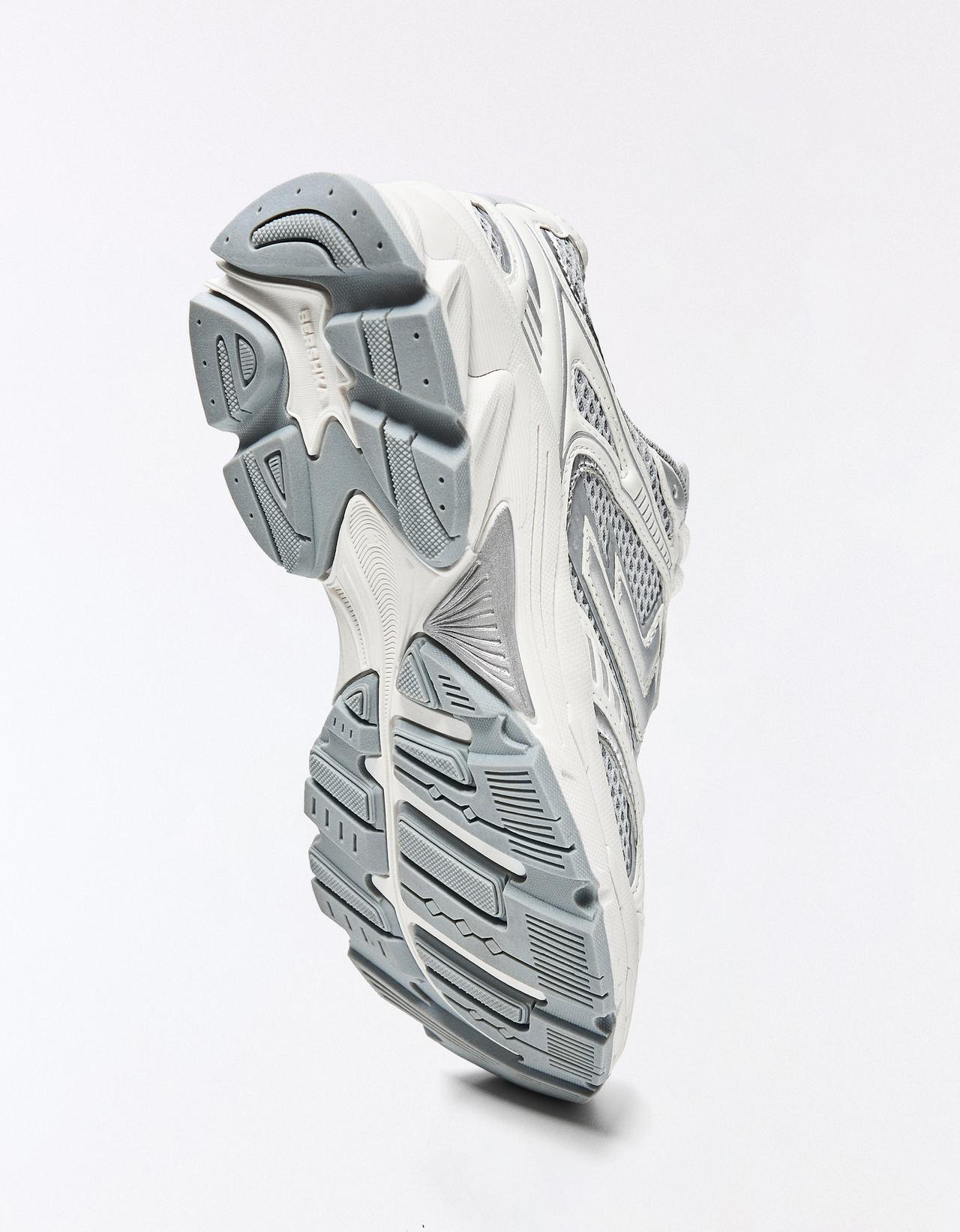 MULTI-PIECE TRAINERS — Multicolored