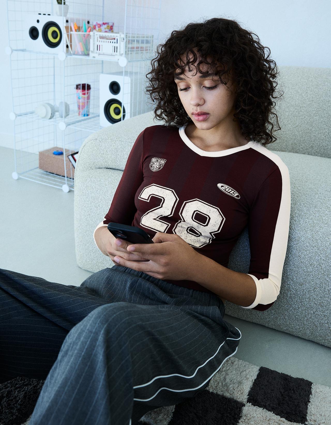 Mid-sleeved printed V-neck T-shirt — Burgundy