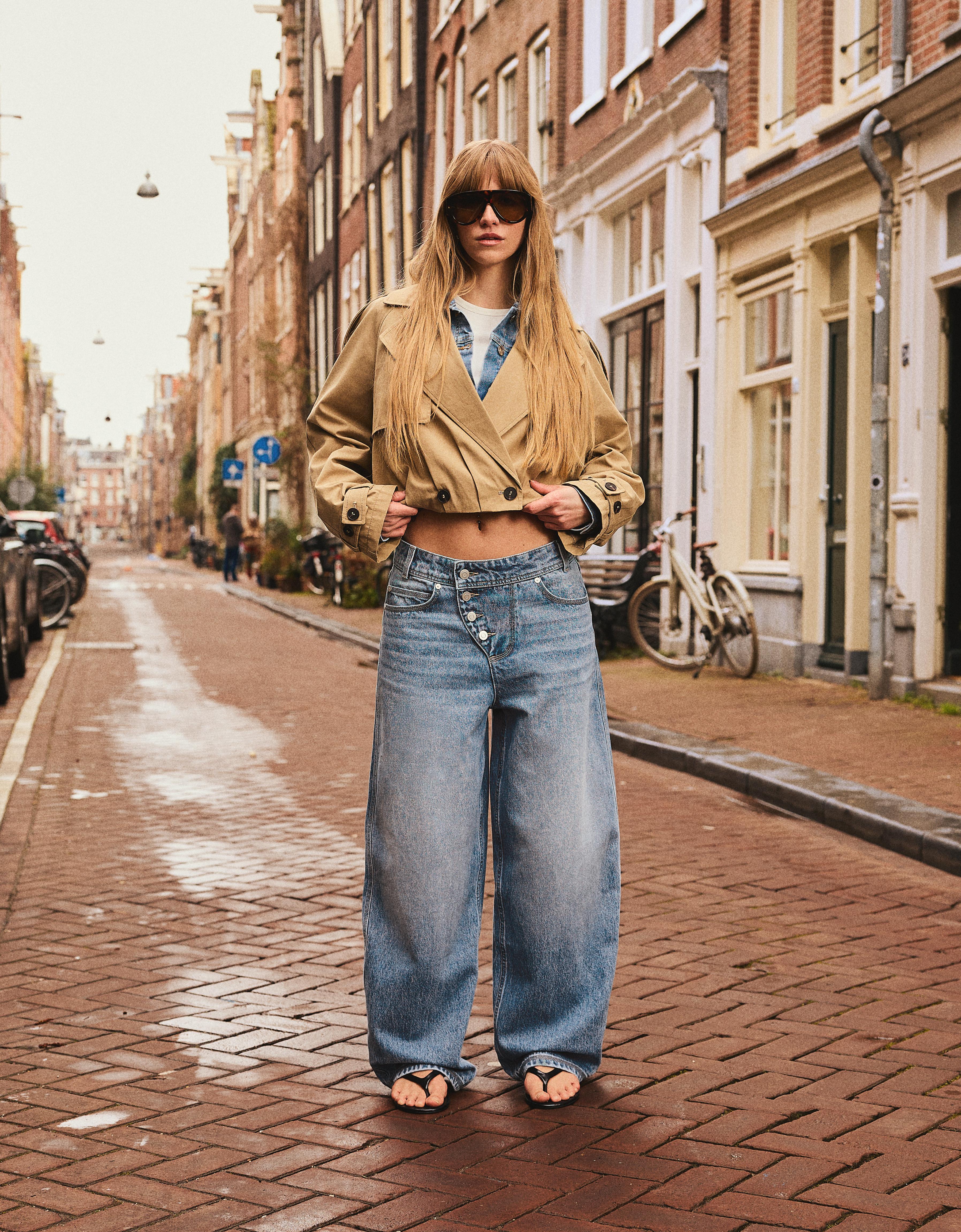 Low-rise wide-leg barrel jeans with front buttons