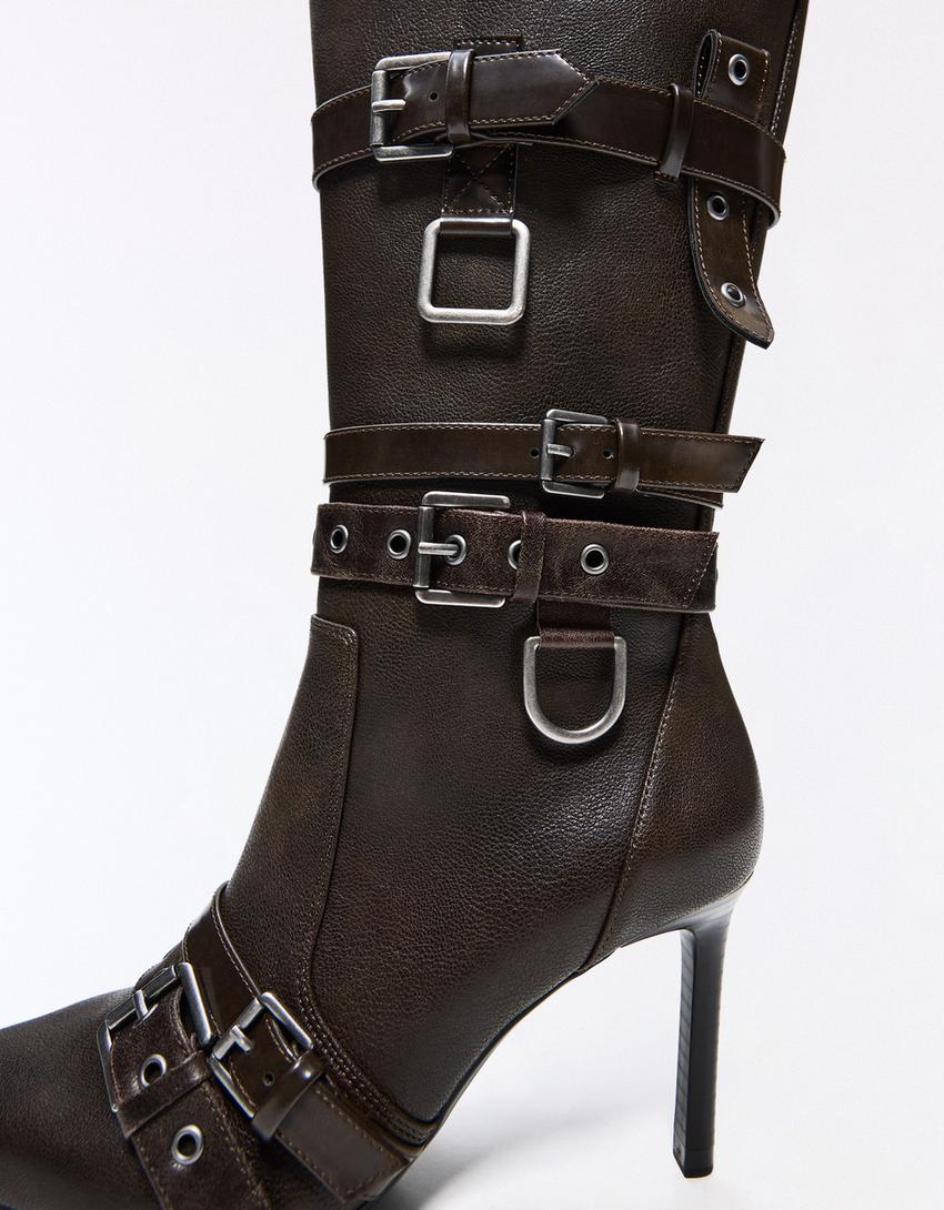 Bota tacón hebillas