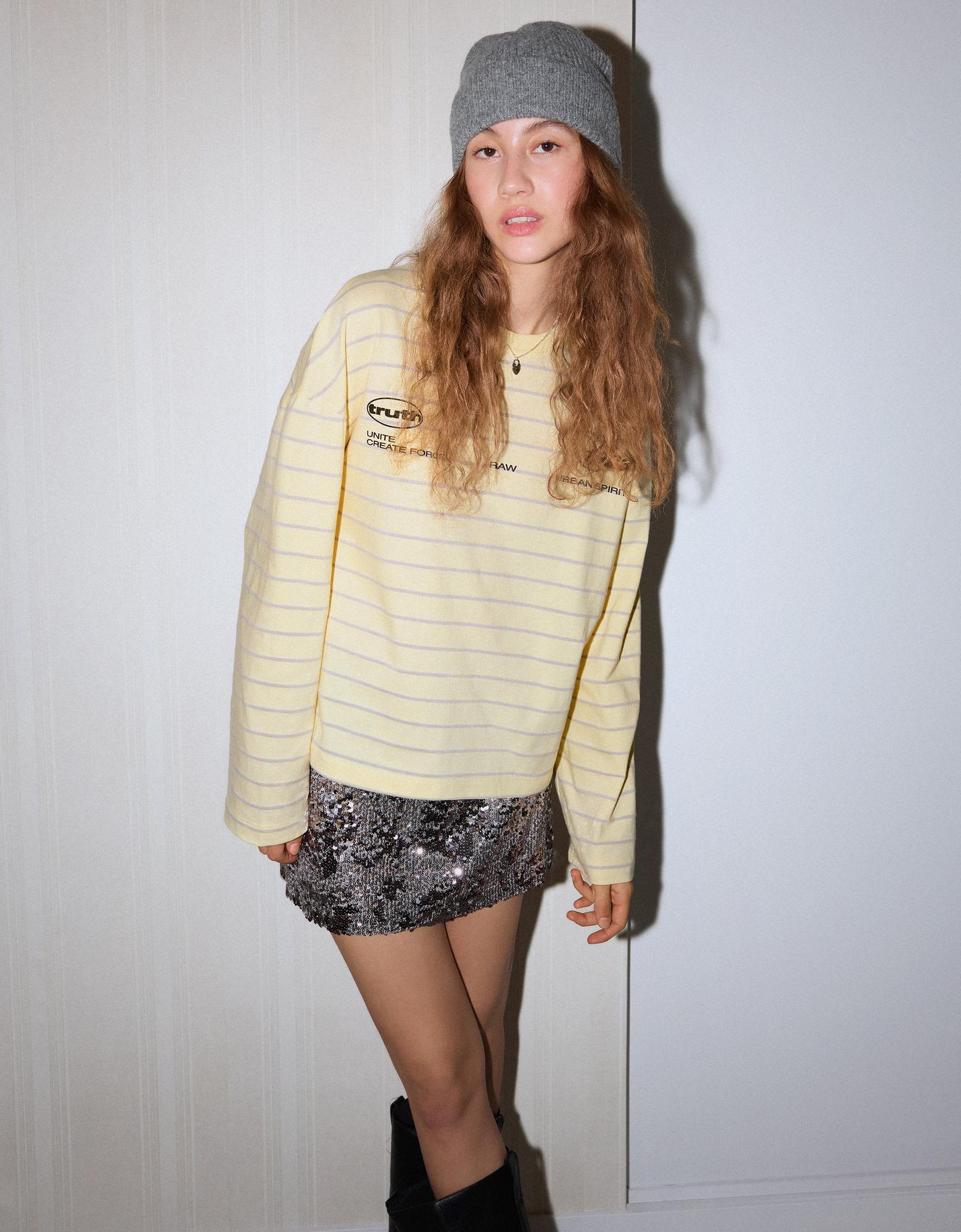 Bershka koszulka oversize z długim rękawem i nadrukiem żółty