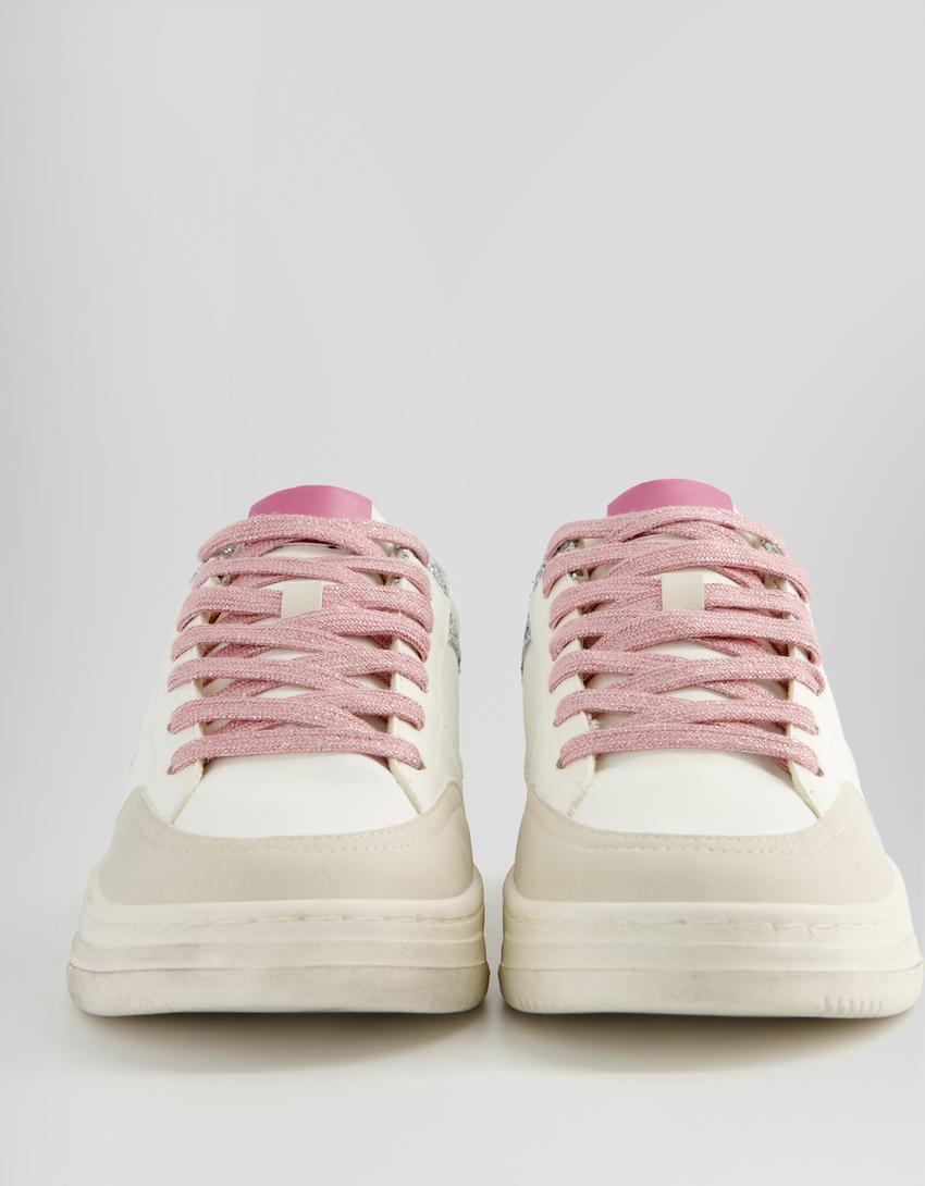 حذاء رياضي بتفصيل أحجار الراين ونعل بتأثير باهت-أبيض