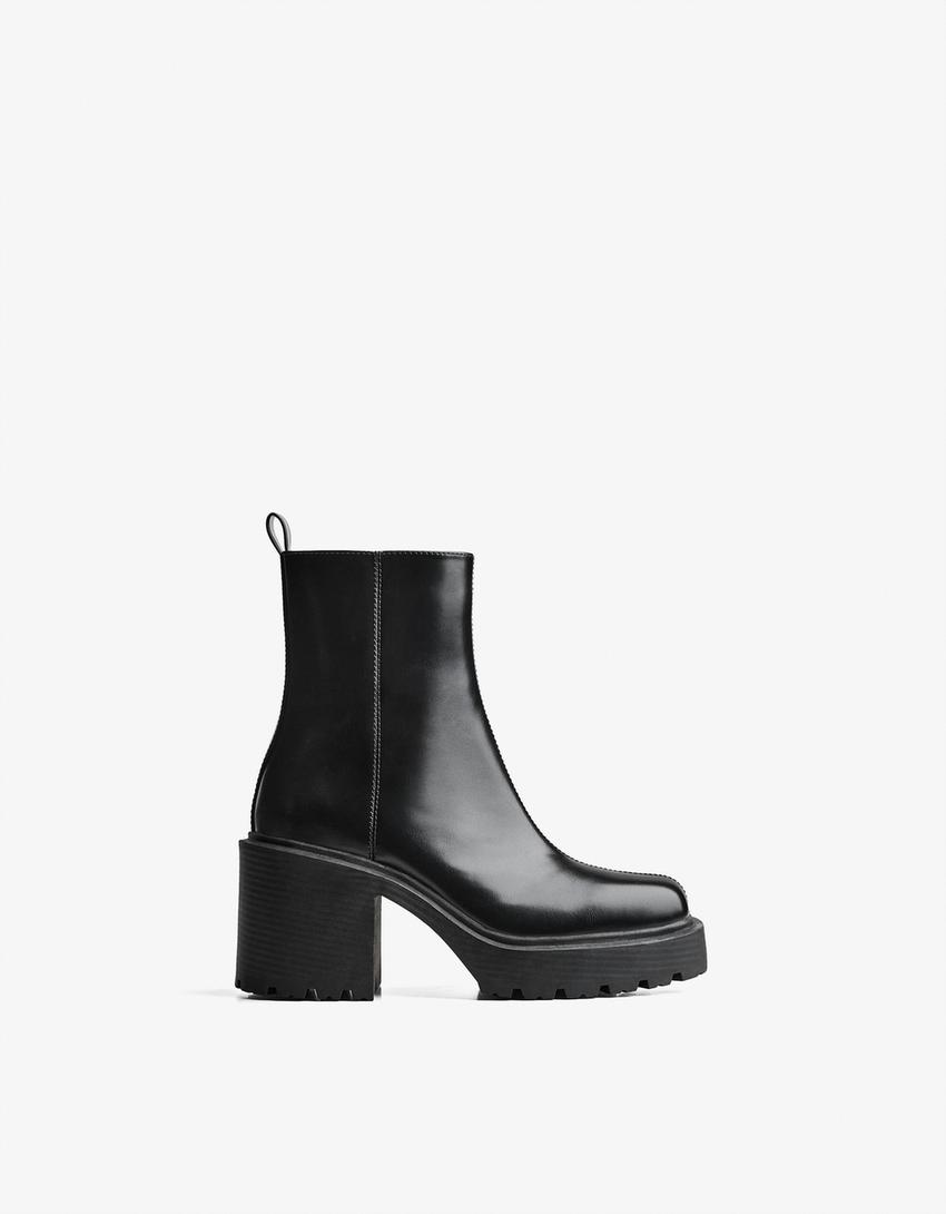 Stiefelette mit quadratischem Zehenbereich-Schwarz
