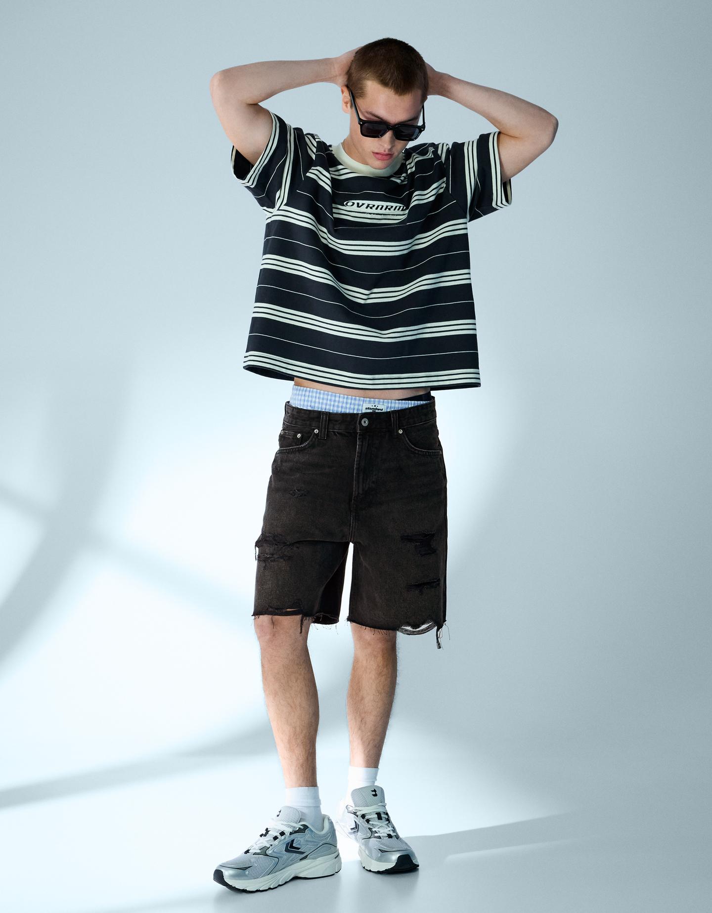 Bershka bermudy jeansowe z przetarciami czarny